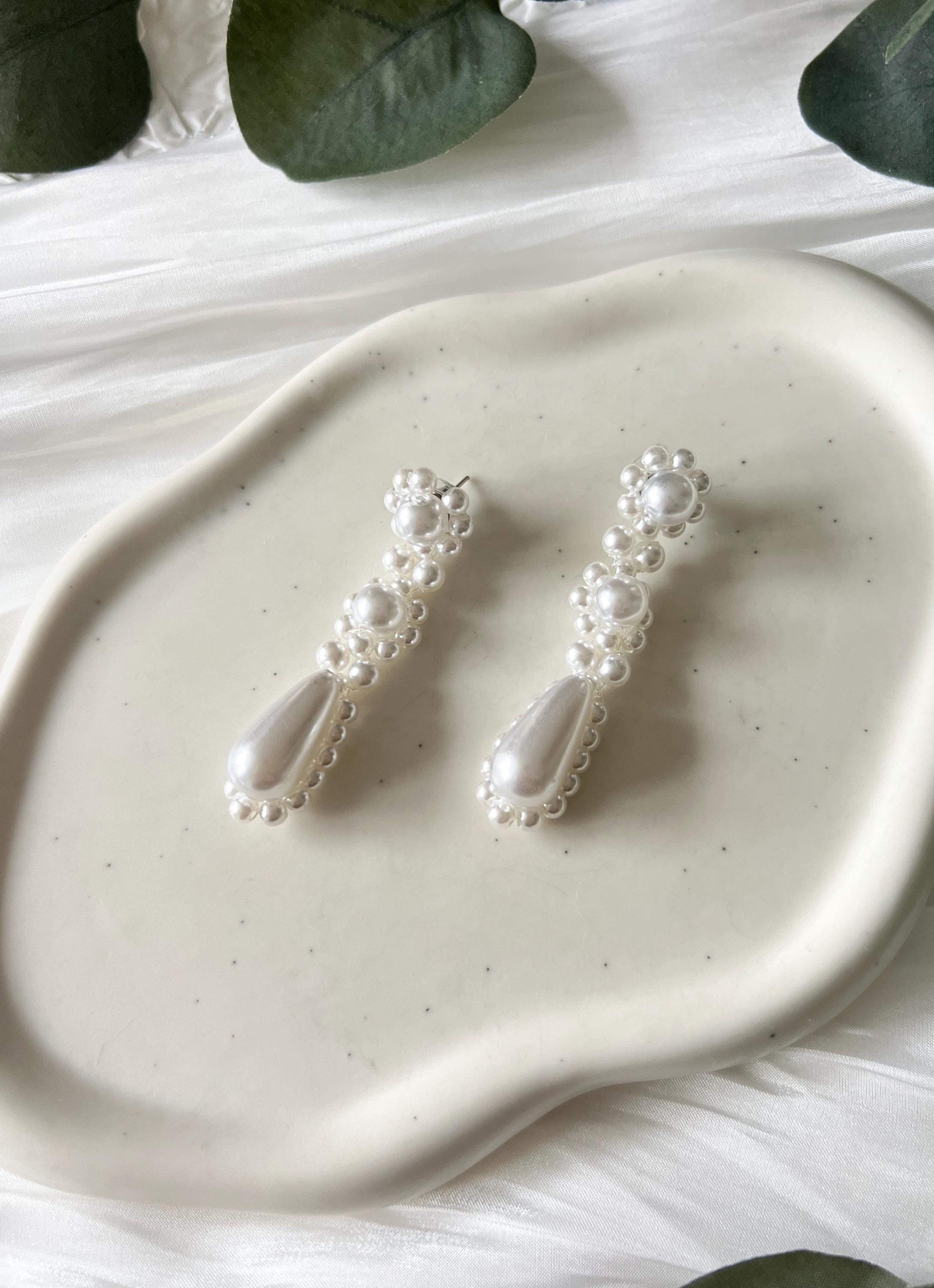 Moderne Perlenohrringe, elegante Ohrringe, feiner Brautschmuck, schicke Brautohrringe, weiss, opulenter Perlenschmuck, Schmuck fuer die Hochzeit, Hochzeitsschmuck, Braut, Standesamt, Weddinginspiration