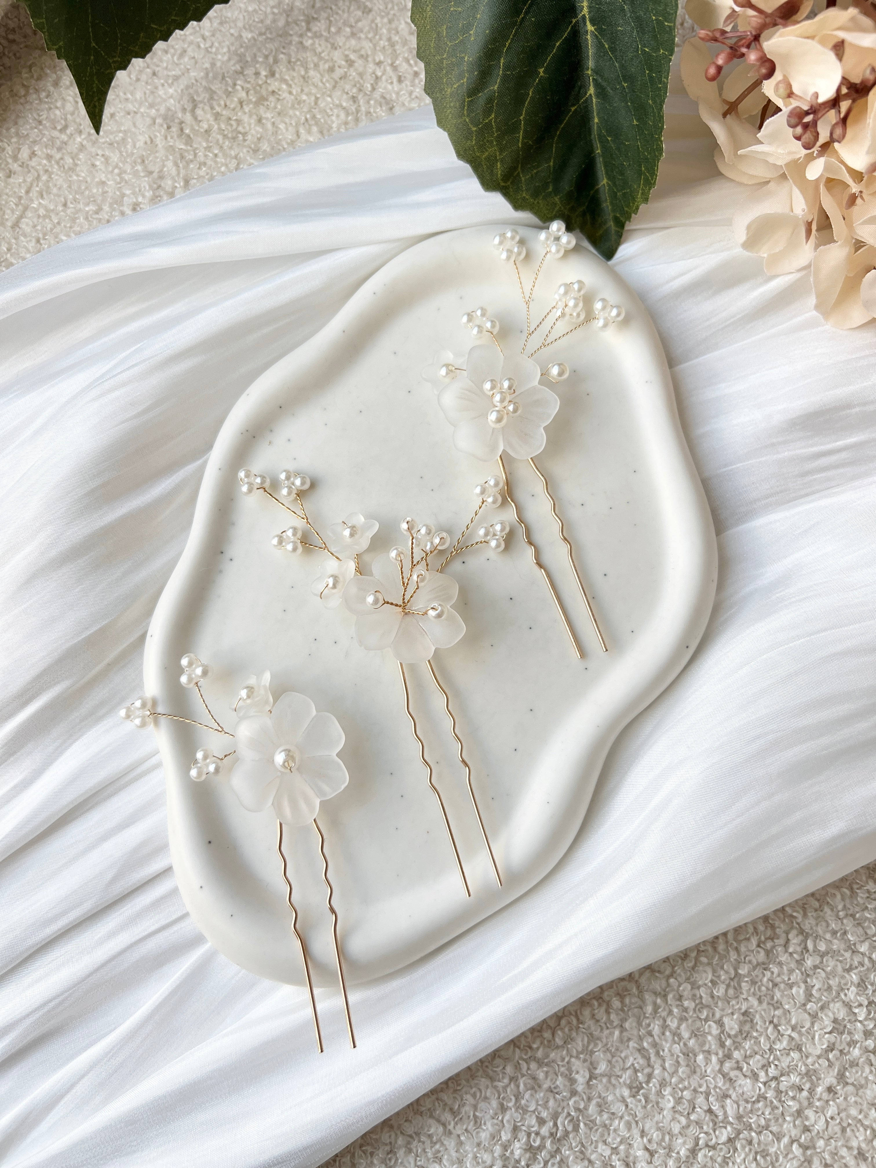 Set Brauthaarschmuck, Gold, weisse leicht transparente Blumen, zarte Perlen, Juwelierdraht, feiner Haarschmuck, Hochzeit, Perlenschmuck, Haarnadeln fuer die Braut, hochwertiger Brautschmuck, Bride to Be, Weddinginspiration, Hochzeitsschmuck, Bridalinspo, Schmuckbluete