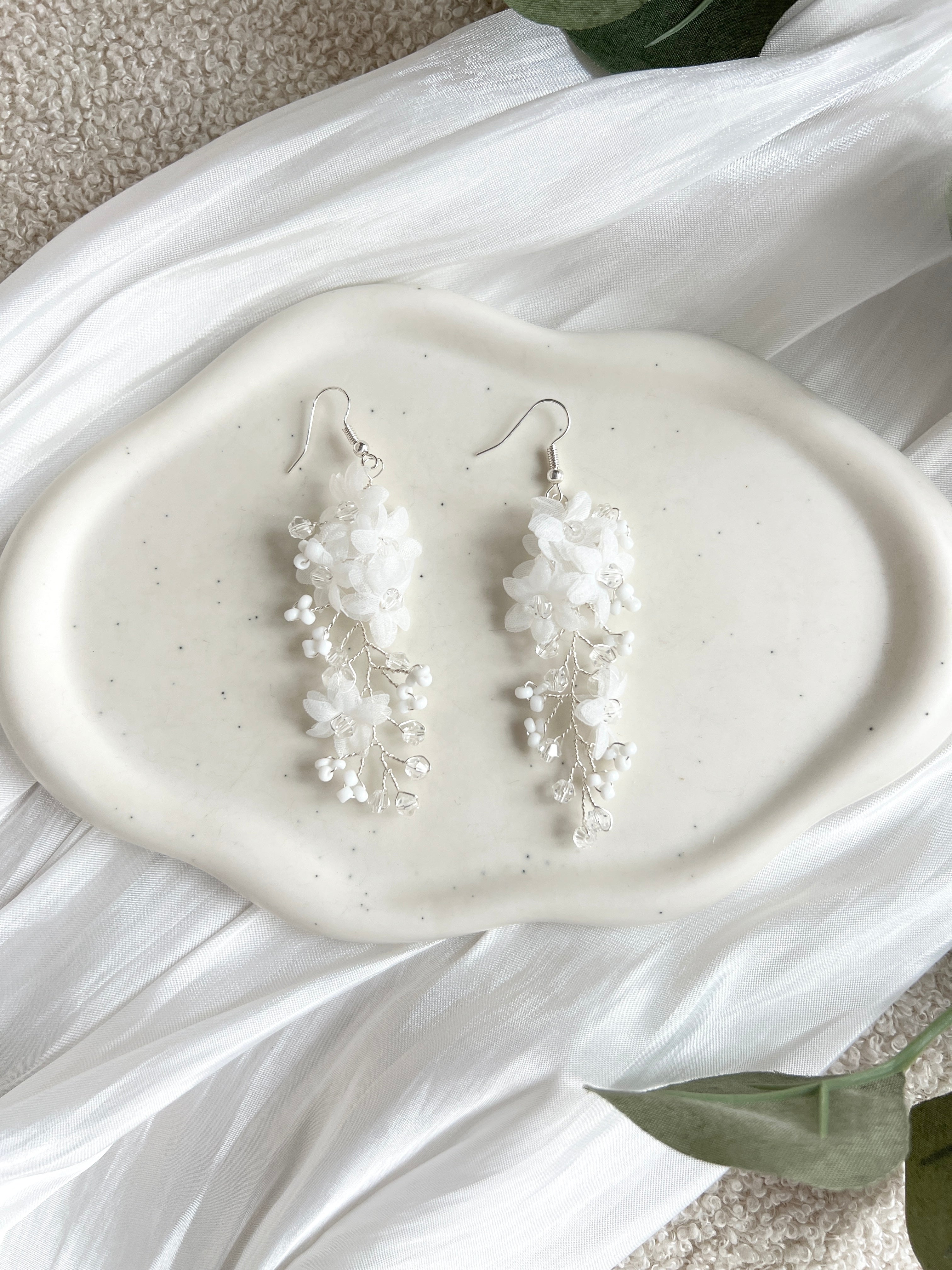 Brautohrringe, Silber und Weiß, Hängeohrringe mit weißen und transparenten Perlen, feine Perlenohrringe, Blüten aus weißem Softtüll, Schmuck für die Hochzeit, Perlenschmuck Ohrringe für das Standesamt, Brautmode, Schmuckbluete