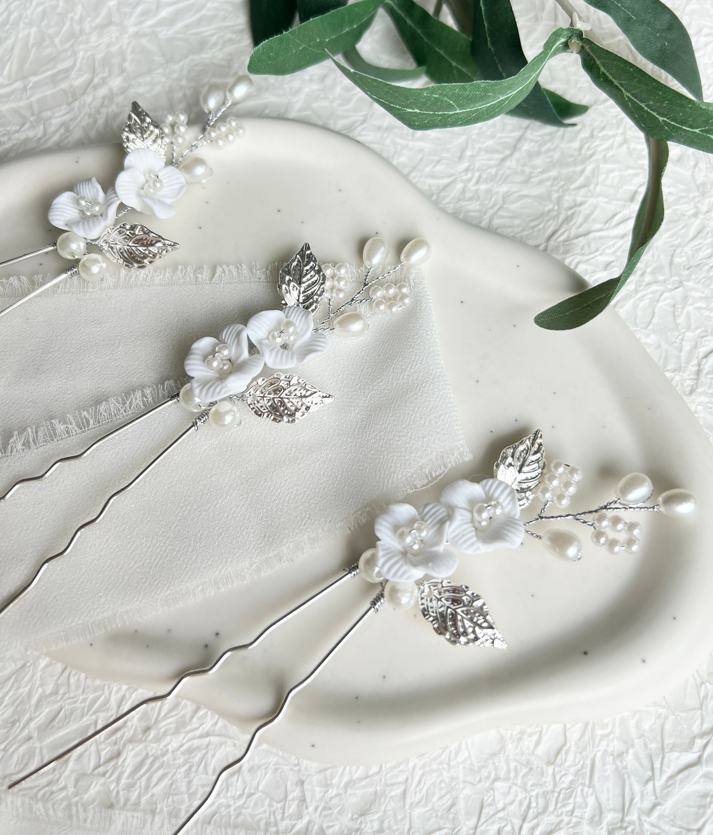Brauthaarschmuck, Haarnadeln, 3 Stück, Silber oder Gold, Weiße Perlen, silberne oder goldene Blätter, weiße Blumen, Blumenschmuck, Brautschmuck, Brautfrisur, floraler Schmuck, Hochzeit