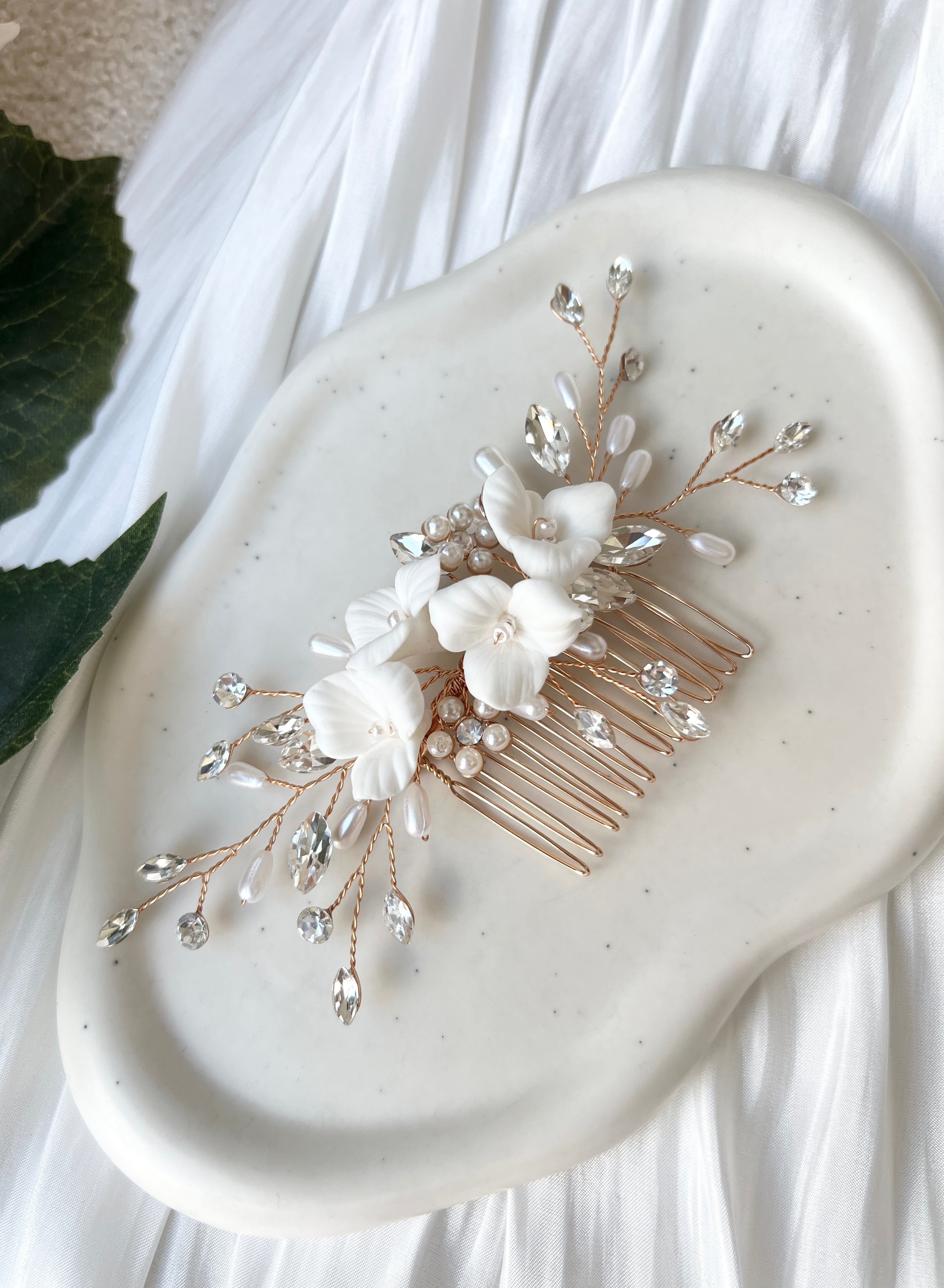 Brauthaarschmuck, Braut, Haarschmuck, Haarkamm mit weißen Blumen, feine Blütenblätter, glänzende Strass Steine, ovale Perlen, Brautfrisur, floraler Brautschmuck