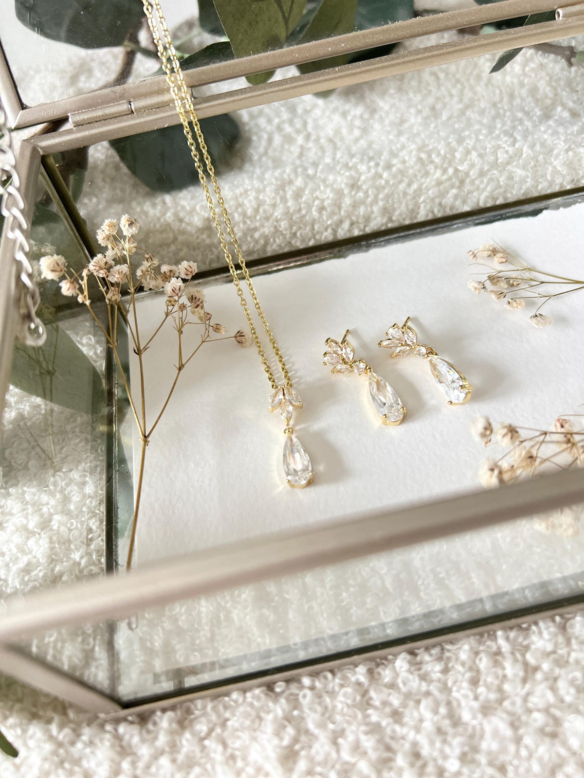 Schmuckset, Braut, Gold, Halskette und Ohrringe, Tropfenohrringe, Ohrschmuck, goldene Ohrstecker, glänzender Schmuck, Hochzeit, Schmuckset