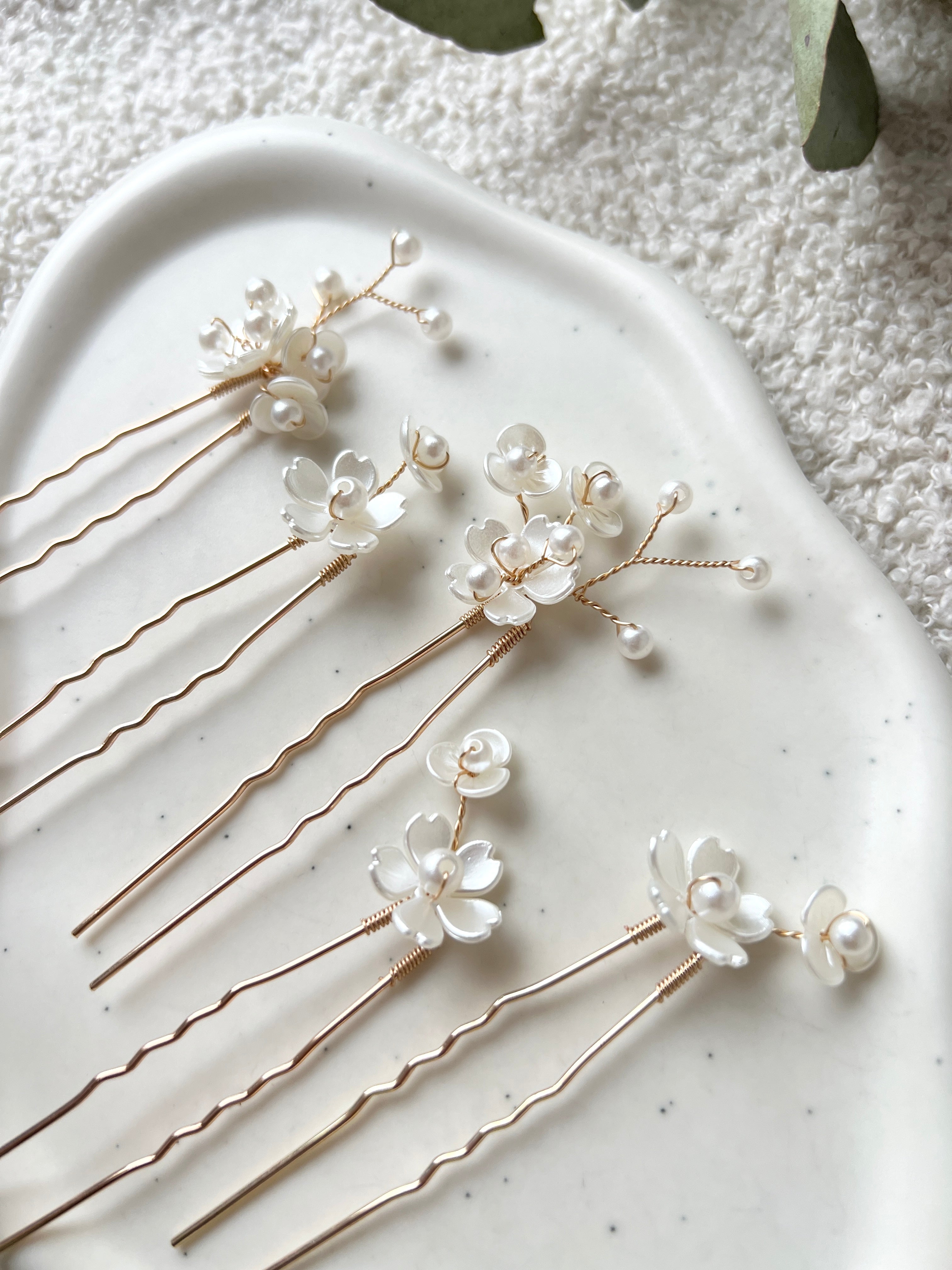 Braut, Haarnadeln, Gold und Weiß, Brautfrisur, Set 5 Stück, Haarschmuck für die Hochzeit, Schmuck Brautjungfer, weiße Blumen und Perlen, goldener Brauthaarschmuck