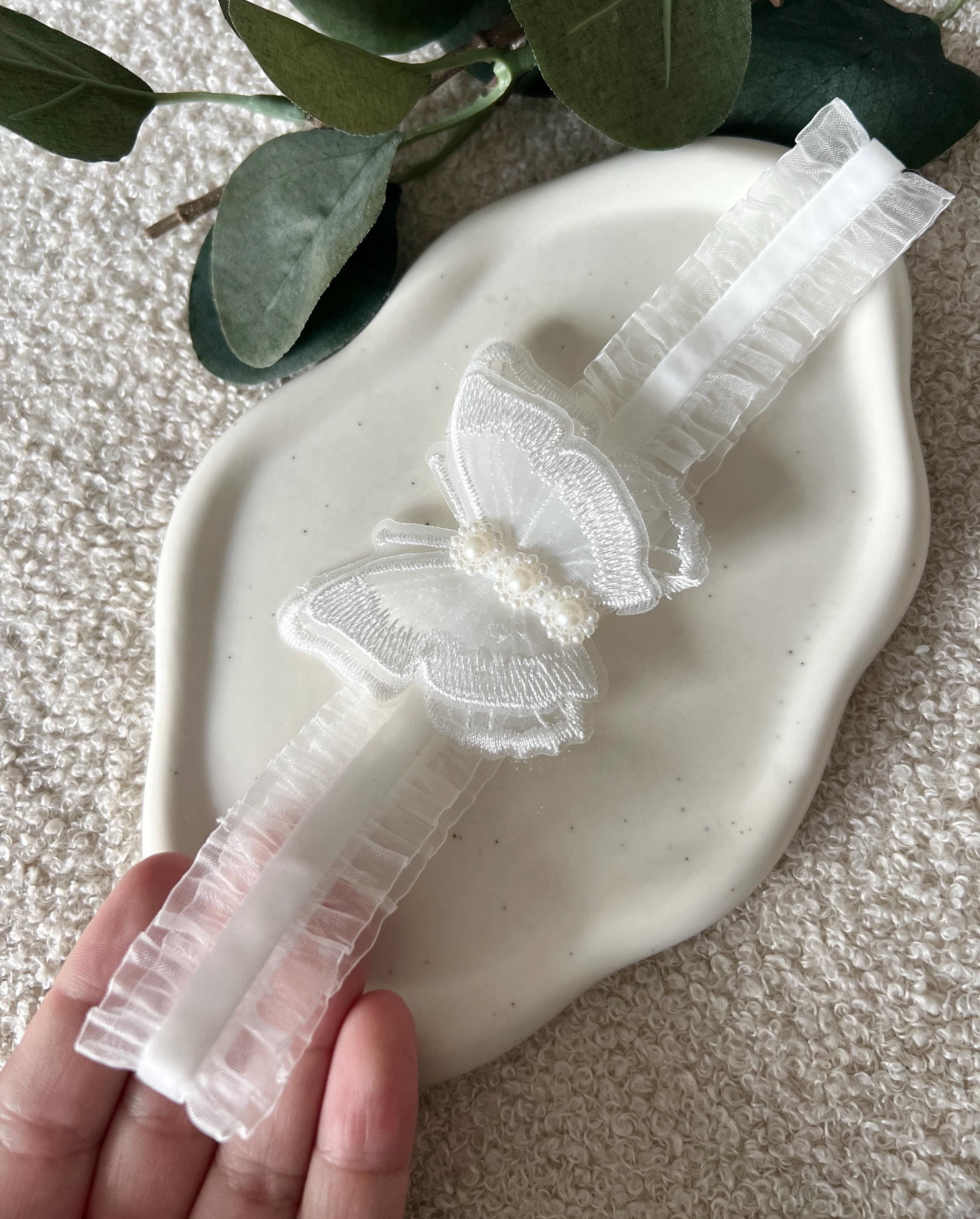 Strumpfband fuer die Braut, Tüll, weißes Brautstrumpfband, Brautschmuck, Brautzubehoer, weisse Kunststoffperlen, Schmetterling, XXS bis XS, Beinschmuck, Braut, Schmuck Hochzeit, feiner Hochzeitsschmuck, Weddinginspiration, Hochzeitsschmuck