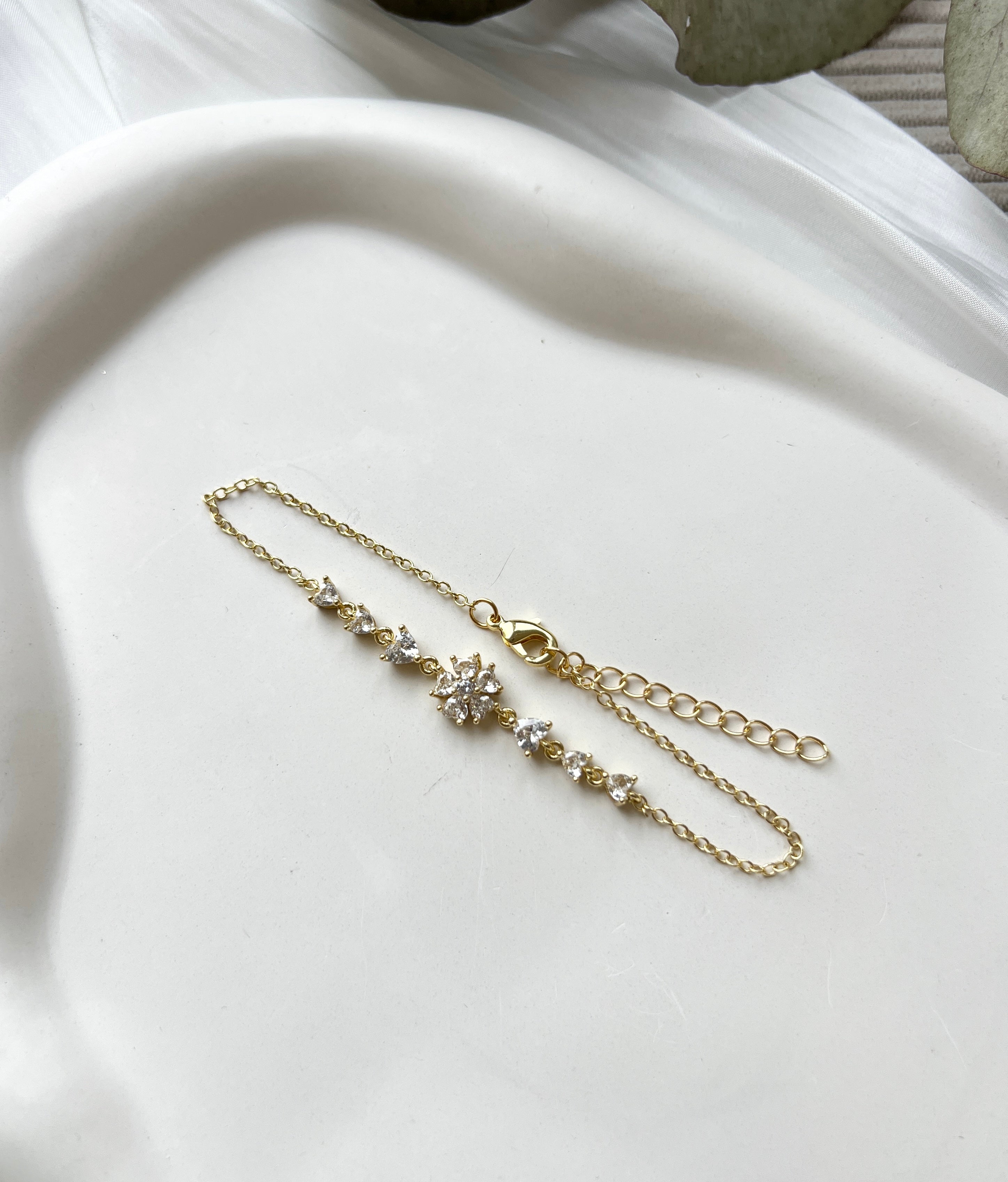 Armband, Gold, goldenes Brautarmband, Schmuck Hochzeit, glaenzendes Armband mit zirkoniasteinen, Blume, verstellbare Laenge, Brautjungfer, Damenschmuck, Geschenk fuer Sie, Weihnachtsgeschenk, Geburtstagsgeschenk, goldener Brautschmuck, Brautlook, Weddinginspiration