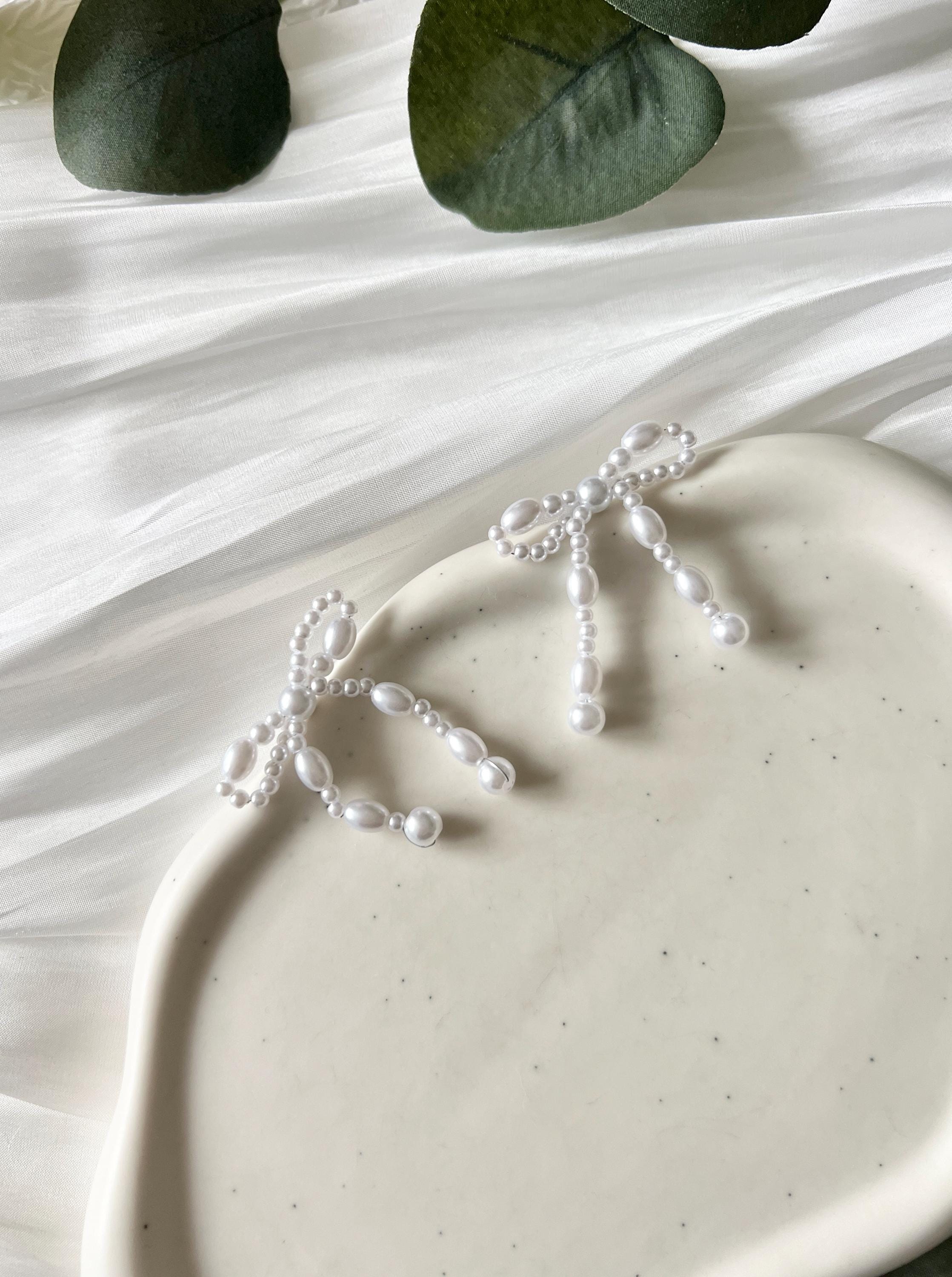 Brautohrringe, weiße Perlen, Schleifenform, moderne Ohrstecker, Standesamtlook, Ohrringe, Schmuck Hochzeit