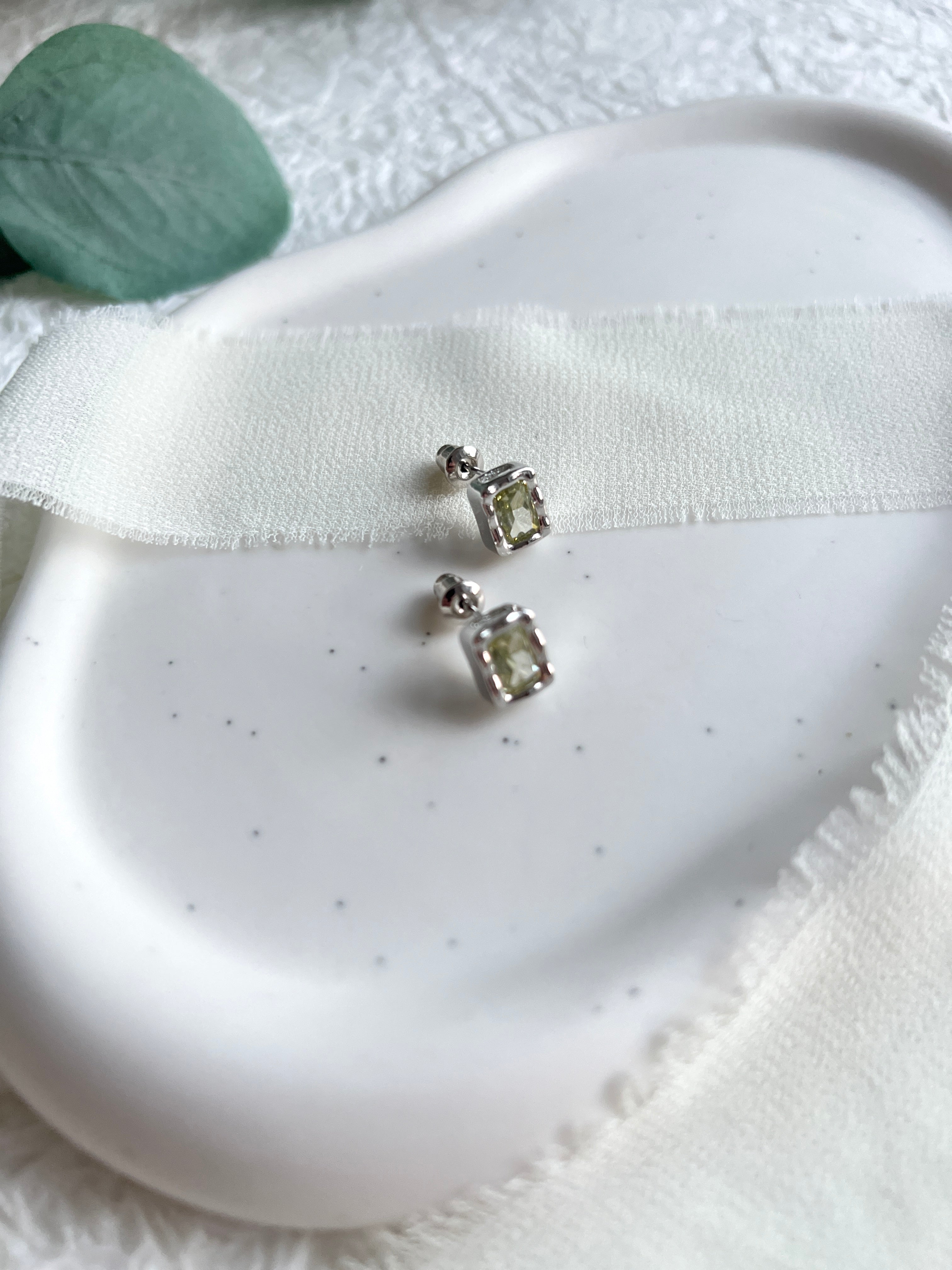 Silber Ohrstecker, grüner Zirkoniastein, Brautjungfer, Brautschmuck, Hochzeit Ohrringe, Eleganter Damenschmuck-Ohrringe-Schmuckblüte