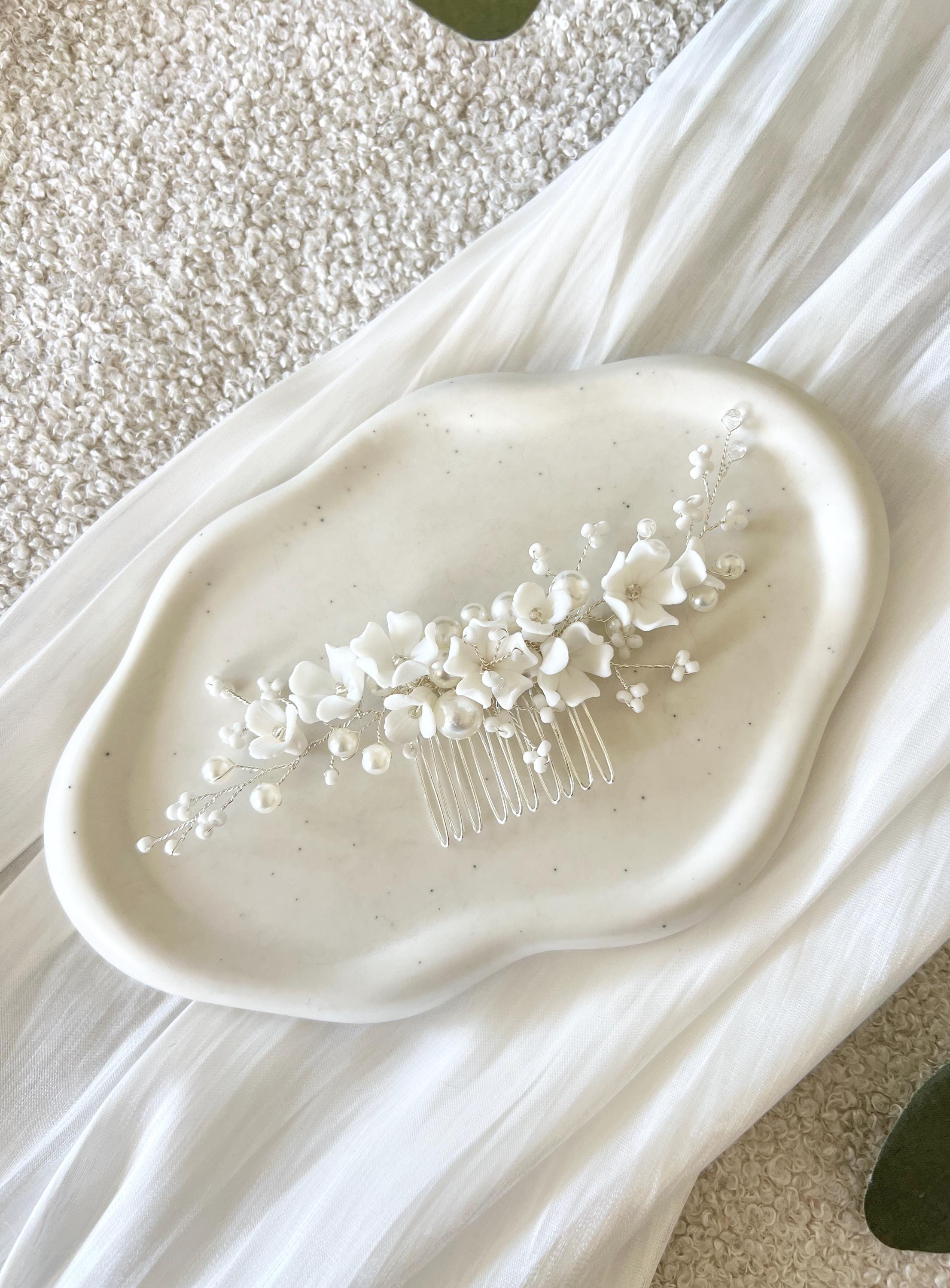 Haarkamm mit zarten Keramikblumen, weiße Blueten und Perlen, Perlenschmuck Hochzeit, Brauthaarschmuck, silberner Haarschmuck, Brautfrisur Brauthaarkamm, Schmuckbluete