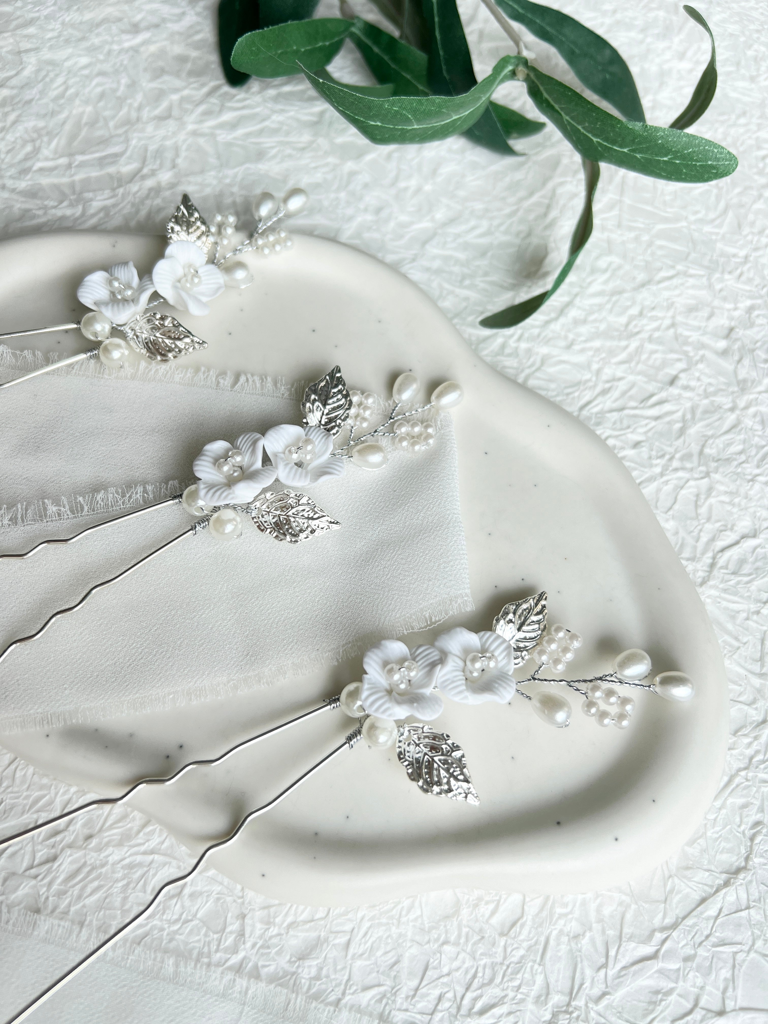 Brauthaarschmuck, Haarnadeln, 3 Stück, Silber oder Gold, Weiße Perlen, silberne oder goldene Blätter, weiße Blumen, Blumenschmuck, Brautschmuck, Brautfrisur, floraler Schmuck, Hochzeit