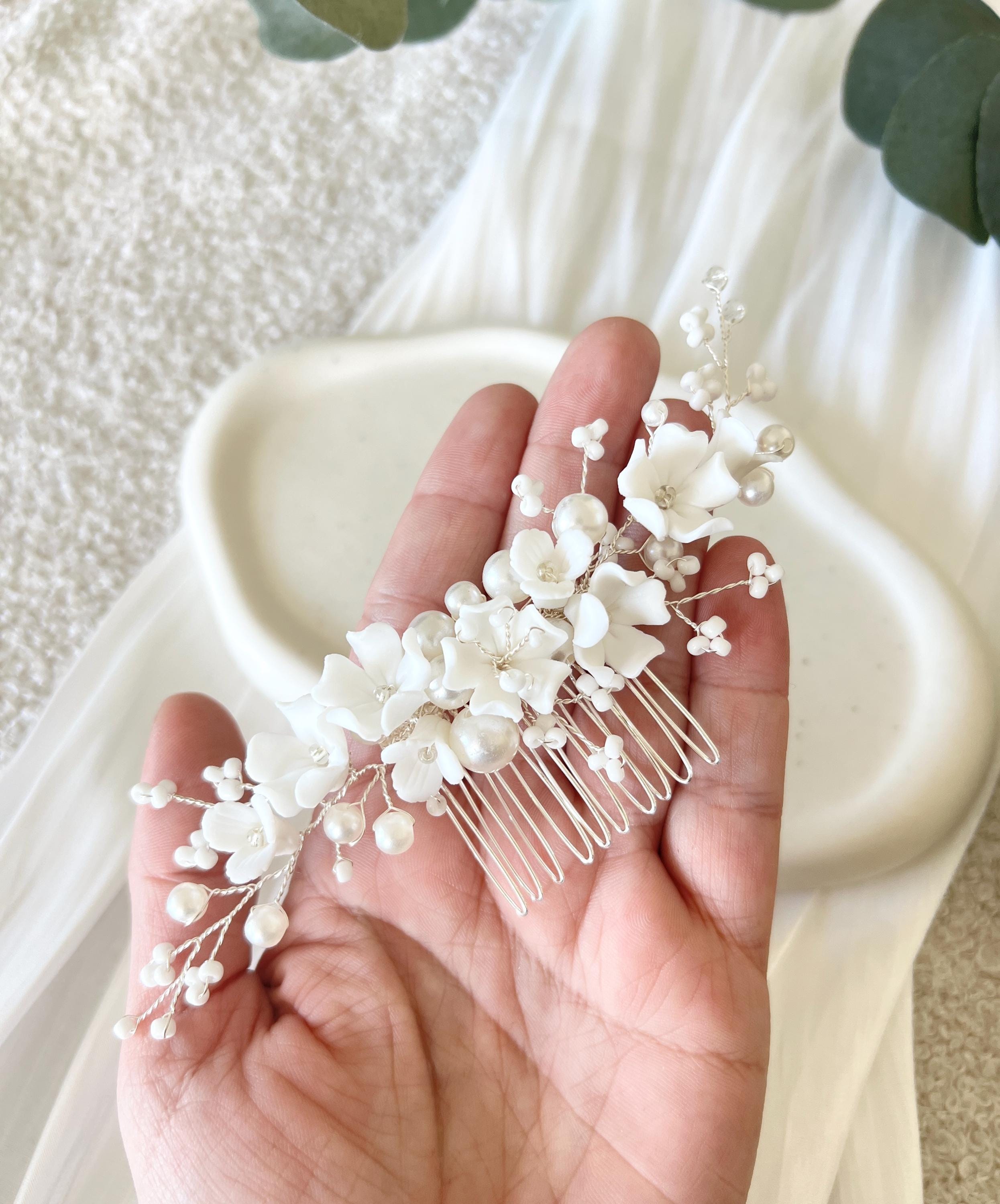 Haarkamm mit zarten Keramikblumen, weiße Blueten und Perlen, Perlenschmuck Hochzeit, Brauthaarschmuck, silberner Haarschmuck, Brautfrisur Brauthaarkamm, Schmuckbluete