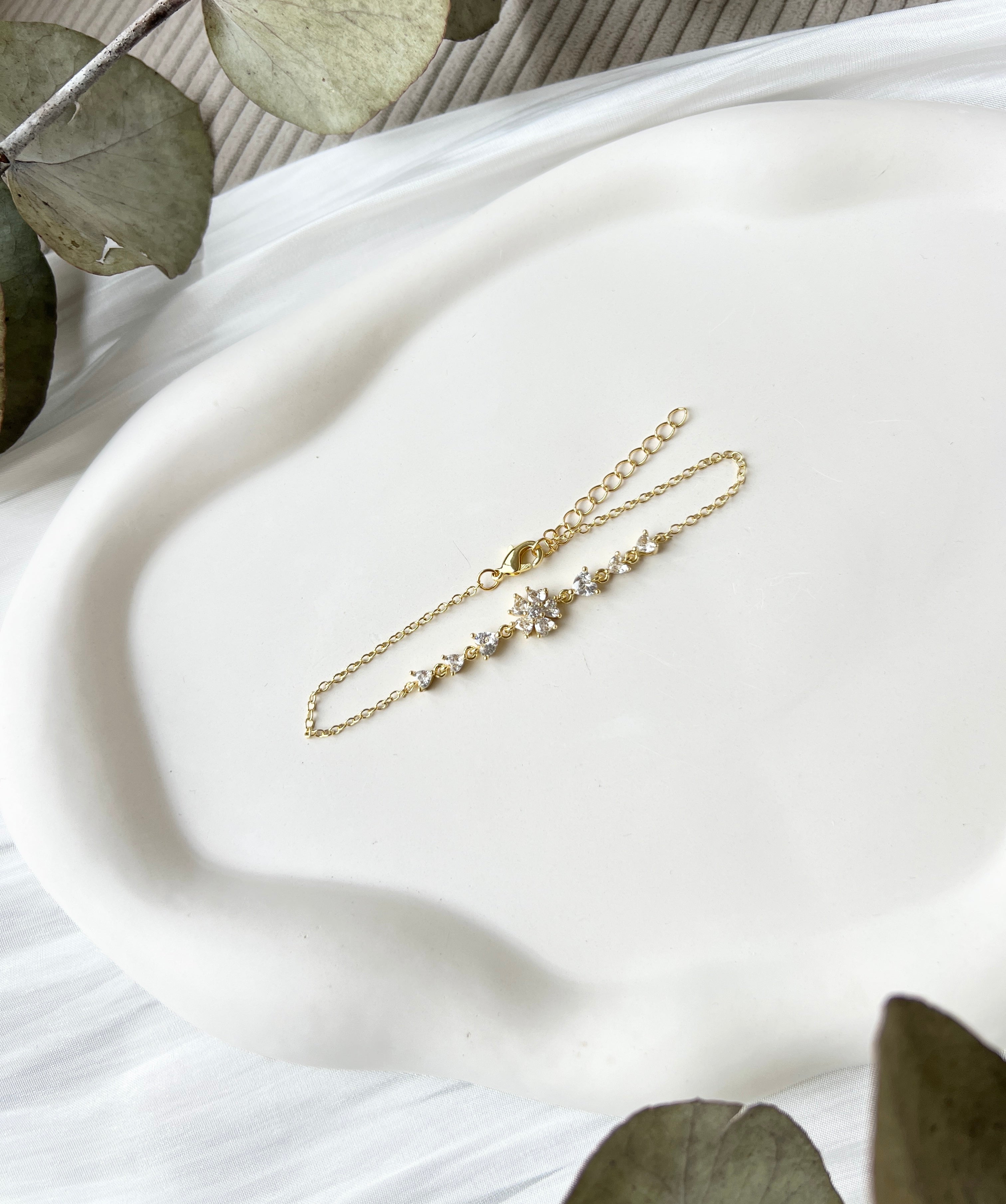 Armband, Gold, goldenes Brautarmband, Schmuck Hochzeit, glaenzendes Armband mit zirkoniasteinen, Blume, verstellbare Laenge, Brautjungfer, Damenschmuck, Geschenk fuer Sie, Weihnachtsgeschenk, Geburtstagsgeschenk, goldener Brautschmuck, Brautlook, Weddinginspiration