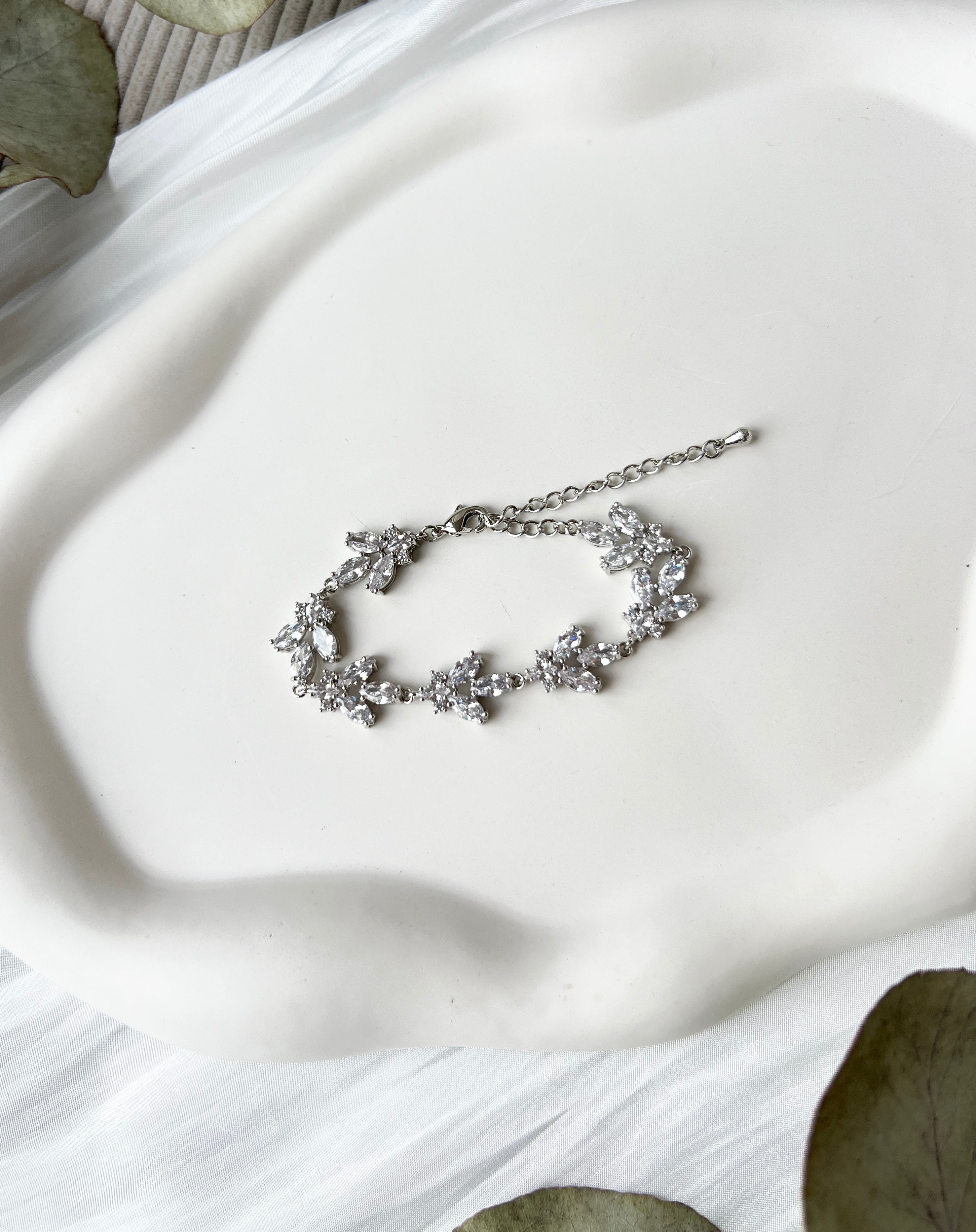 Silbernes Armband, Brautarmband mit funkelnden Zirkoniasteinen, Silber Brautschmuck, verstellbare Laenge, Schmuck Hochzeit, edler Brautjungfernschmuck, Standesamt, Brautlook, Geschenk für Sie, Weihnachtsgeschenk Frauen, Damenschmuck