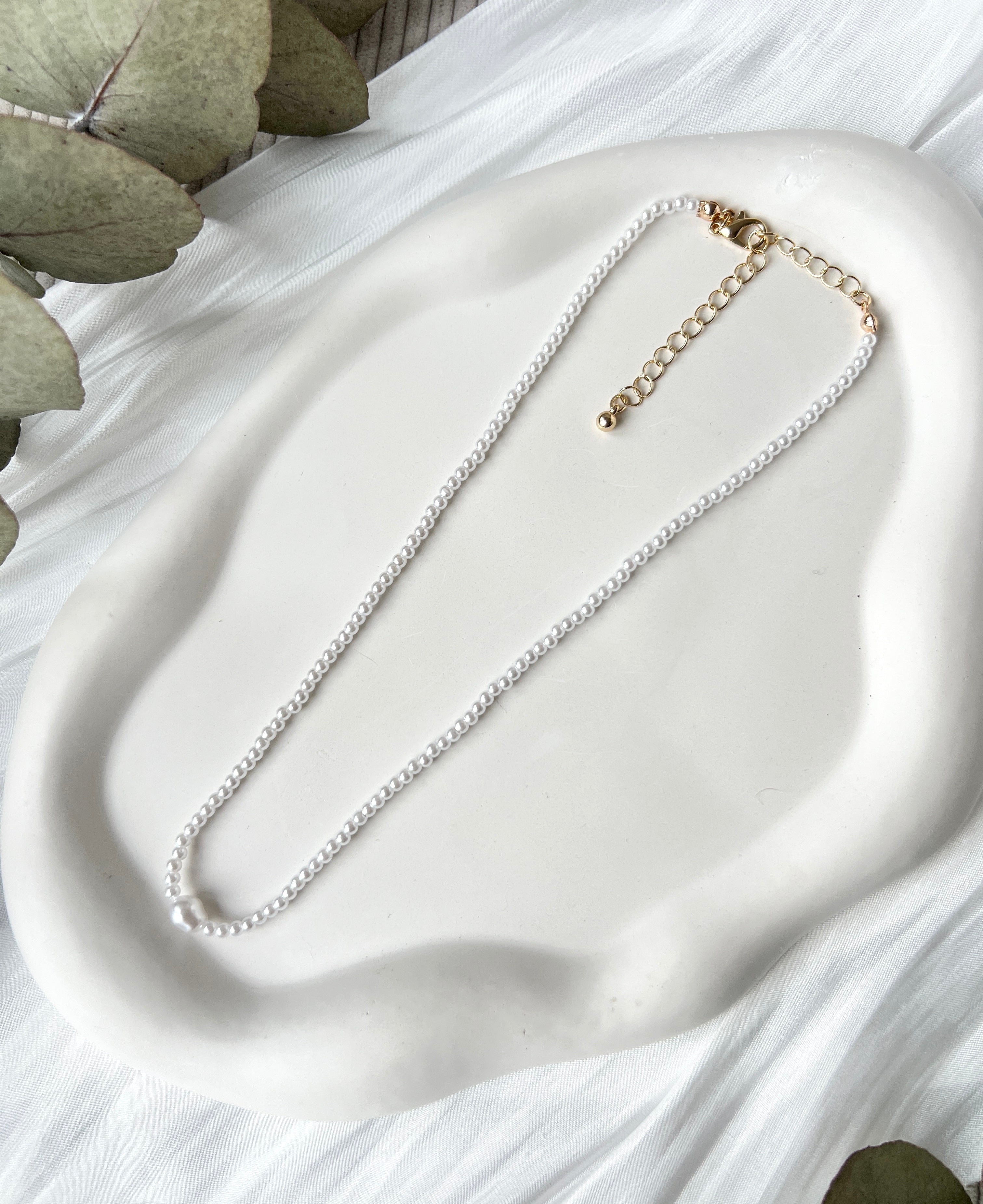 Perlenhalskette, weiße feine Kunstperlen, zarte kurze Halskette, goldene Verschlussdetails, Brautschmuck, glänzende klassische Brauthalskette, Geschenk für Sie, moderner cleaner Standesamtlook, Brautlook, Weddinginspiration, Perlenkette