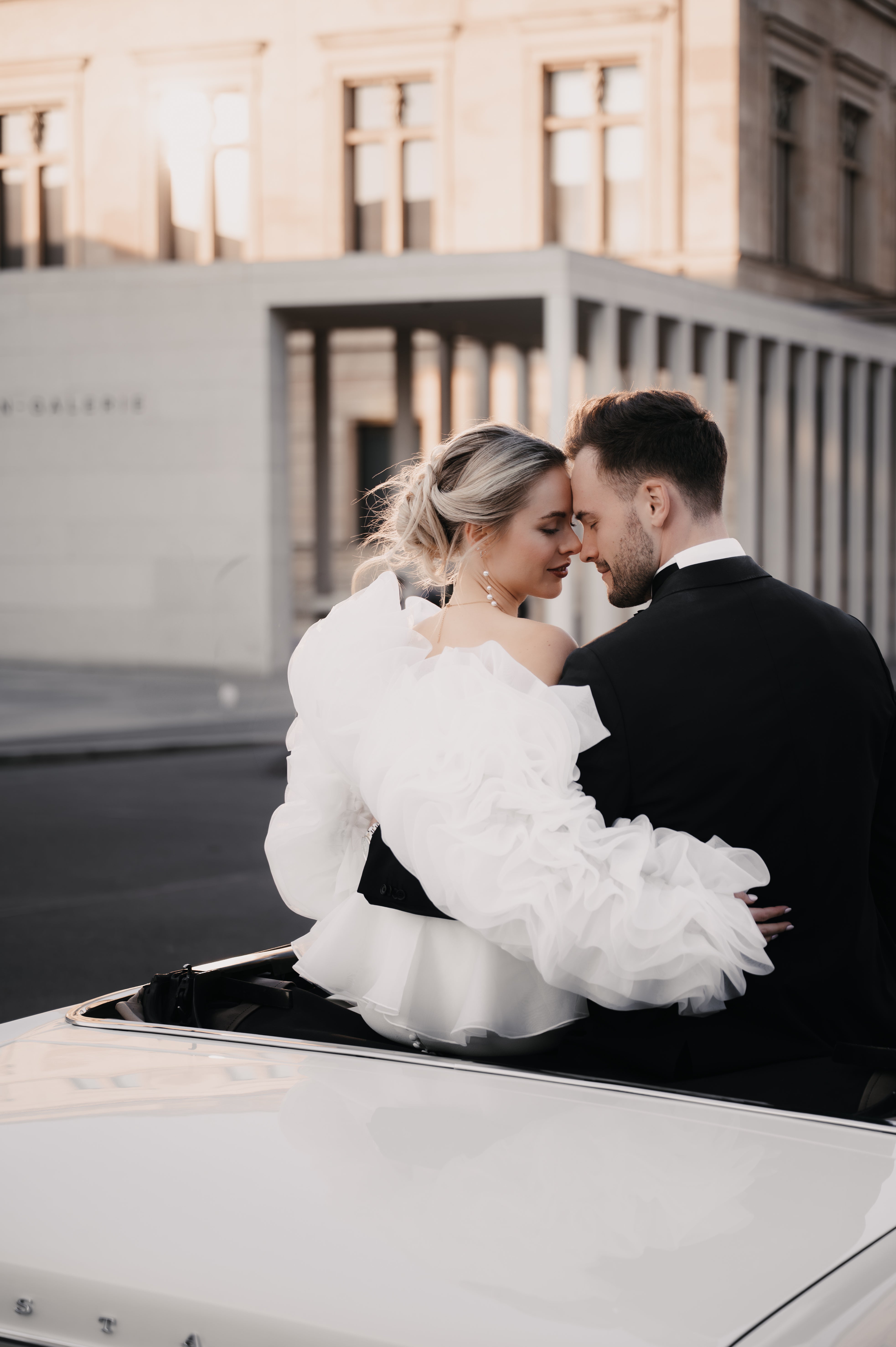 Brautohrringe, Gold, weiße Perlen, Ohrringe, Hängeohrringe, feiner Brautschmuck, moderner Schmuck Standesamt, Perlenschmuck, Perlenohrringe, zarte Hängeohrringe, Schmuckblüte