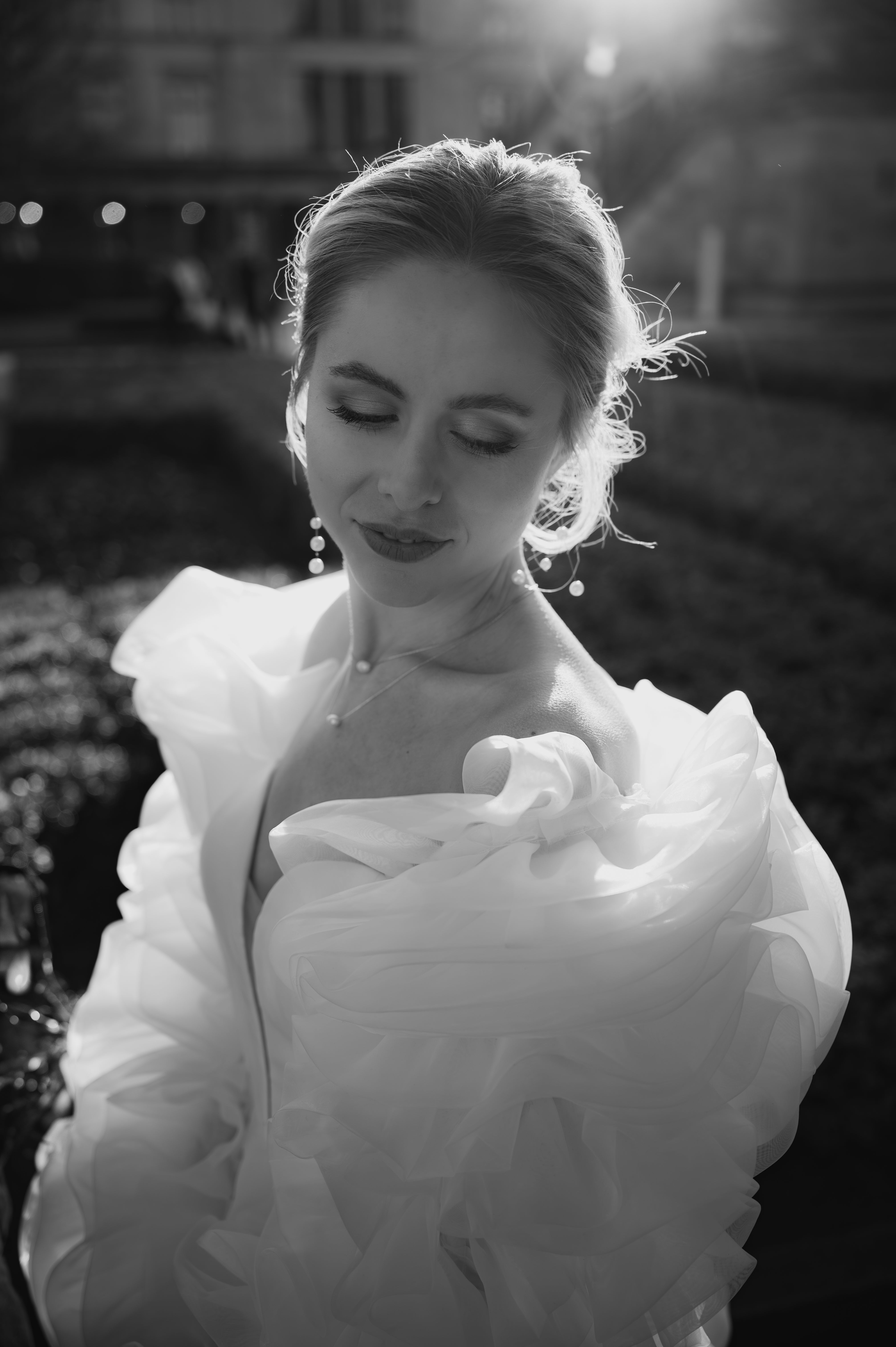 Brautohrringe, Gold, weiße Perlen, Ohrringe, Hängeohrringe, feiner Brautschmuck, moderner Schmuck Standesamt, Perlenschmuck, Perlenohrringe, zarte Hängeohrringe, Schmuckblüte