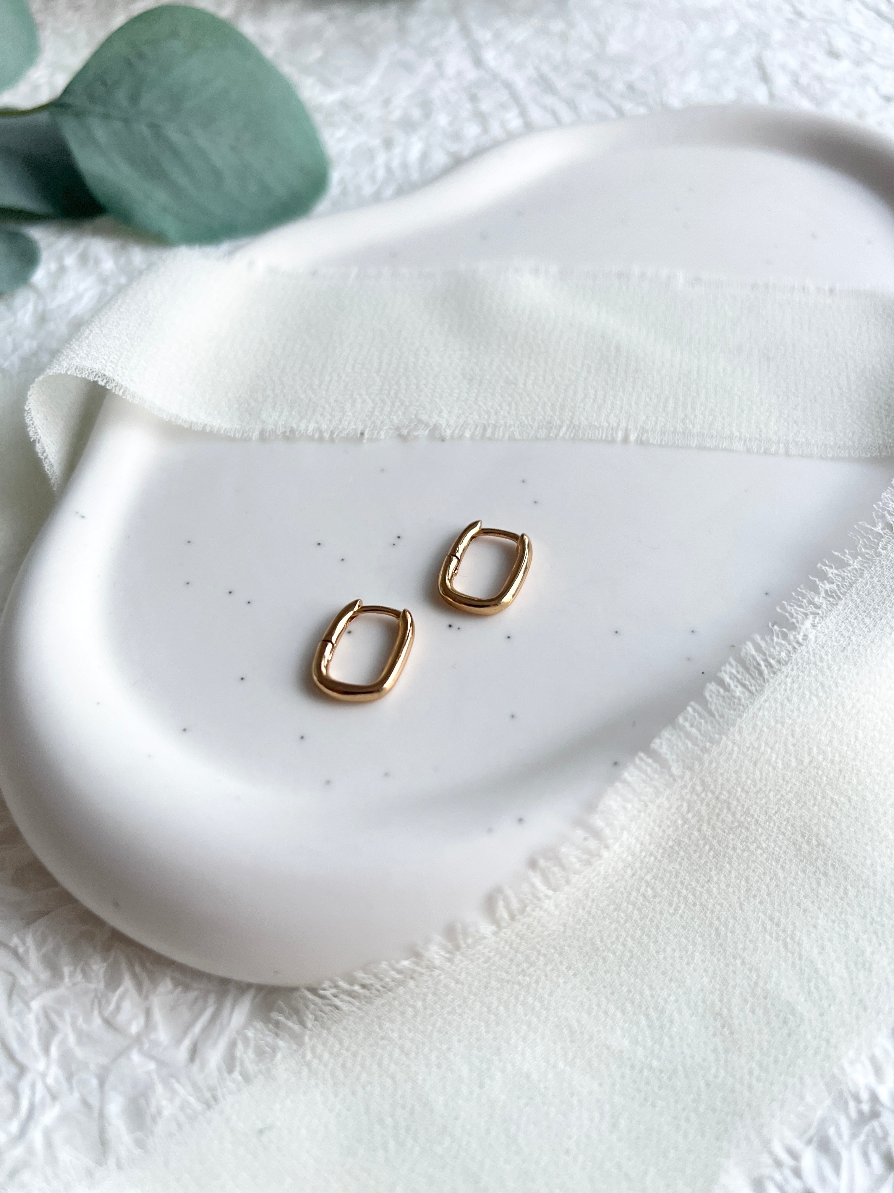 Creolen Ohrringe, Silber oder Gold, geometrische Ohrringe, Huggie, rechteckige Hoopohrringe, Geschenk für Sie, glänzender Schmuck, minimalistisch, Weihnachtsgeschenk, moderner Brautschmuck