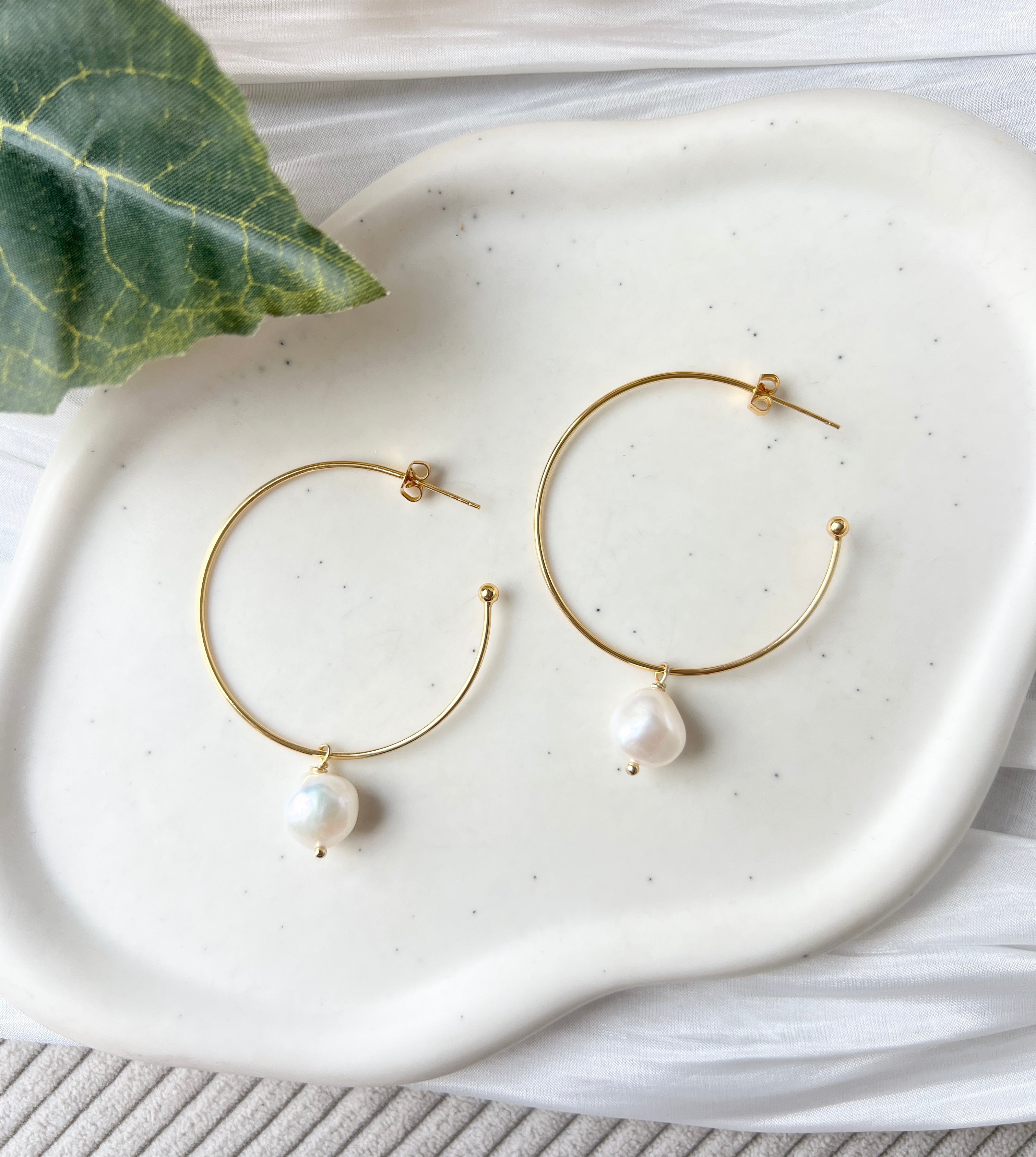 Feine Creolenohrringe mit Perlenanhaenger, Gold und Weiss, Schmuck für Frauen, Ohrsteckerverschluss, Damenohrringe, eleganter Brautschmuck, moderne Ohrringe fuer Sie, Geschenk Frauen, zarter Perlenschmuck, Perlenohrringe, Hochzeitsschmuck, Bride to be, Weddinginspiration