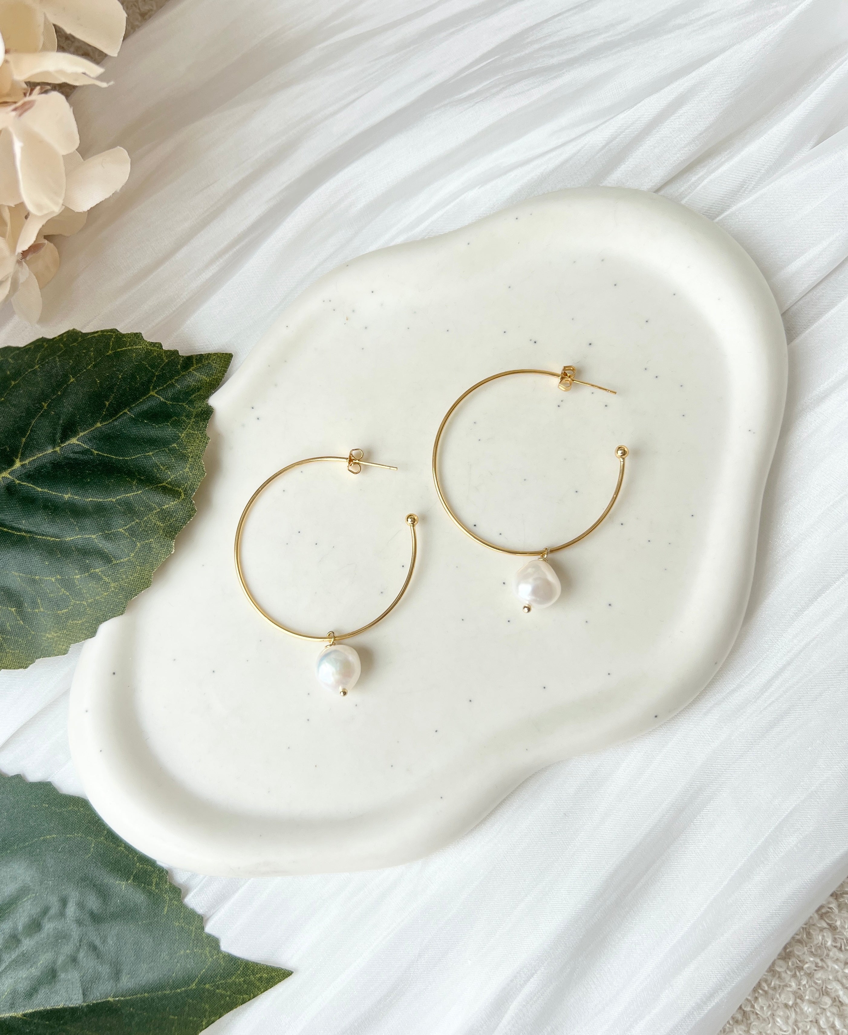 Feine Creolenohrringe mit Perlenanhaenger, Gold und Weiss, Schmuck für Frauen, Ohrsteckerverschluss, Damenohrringe, eleganter Brautschmuck, moderne Ohrringe fuer Sie, Geschenk Frauen, zarter Perlenschmuck, Perlenohrringe, Hochzeitsschmuck, Bride to be, Weddinginspiration