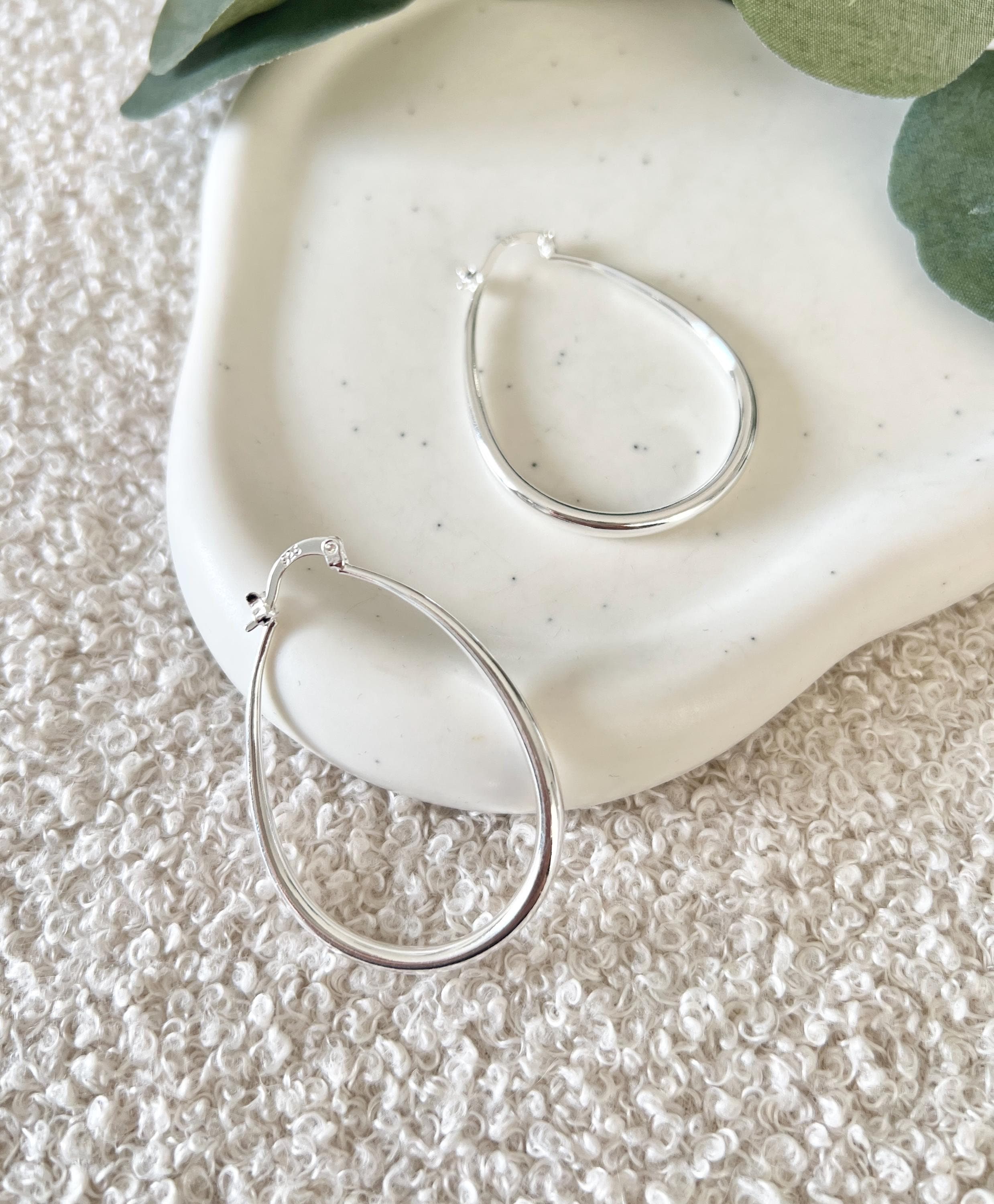 Silberne ovale Creolen, hellsilber, Ohrringe, moderne Brautohrringe, Schmuck Hochzeit, Geschenk fuer Sie, Weihnachtsgeschenk Frauen, Geburtstagsgeschenk, hochwertiger Ohrschmuck