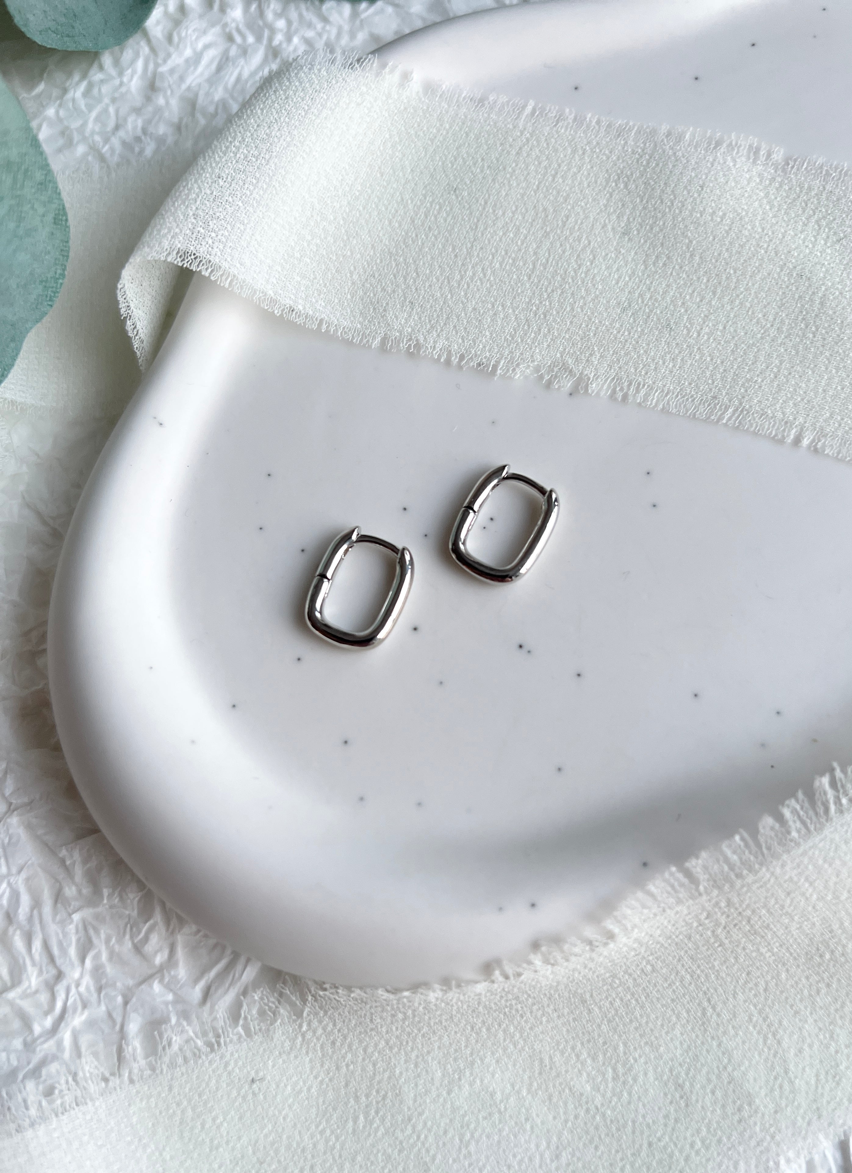 Creolen Ohrringe, Silber oder Gold, geometrische Ohrringe, Huggie, rechteckige Hoopohrringe, Geschenk für Sie, glänzender Schmuck, minimalistisch, Weihnachtsgeschenk, moderner Brautschmuck