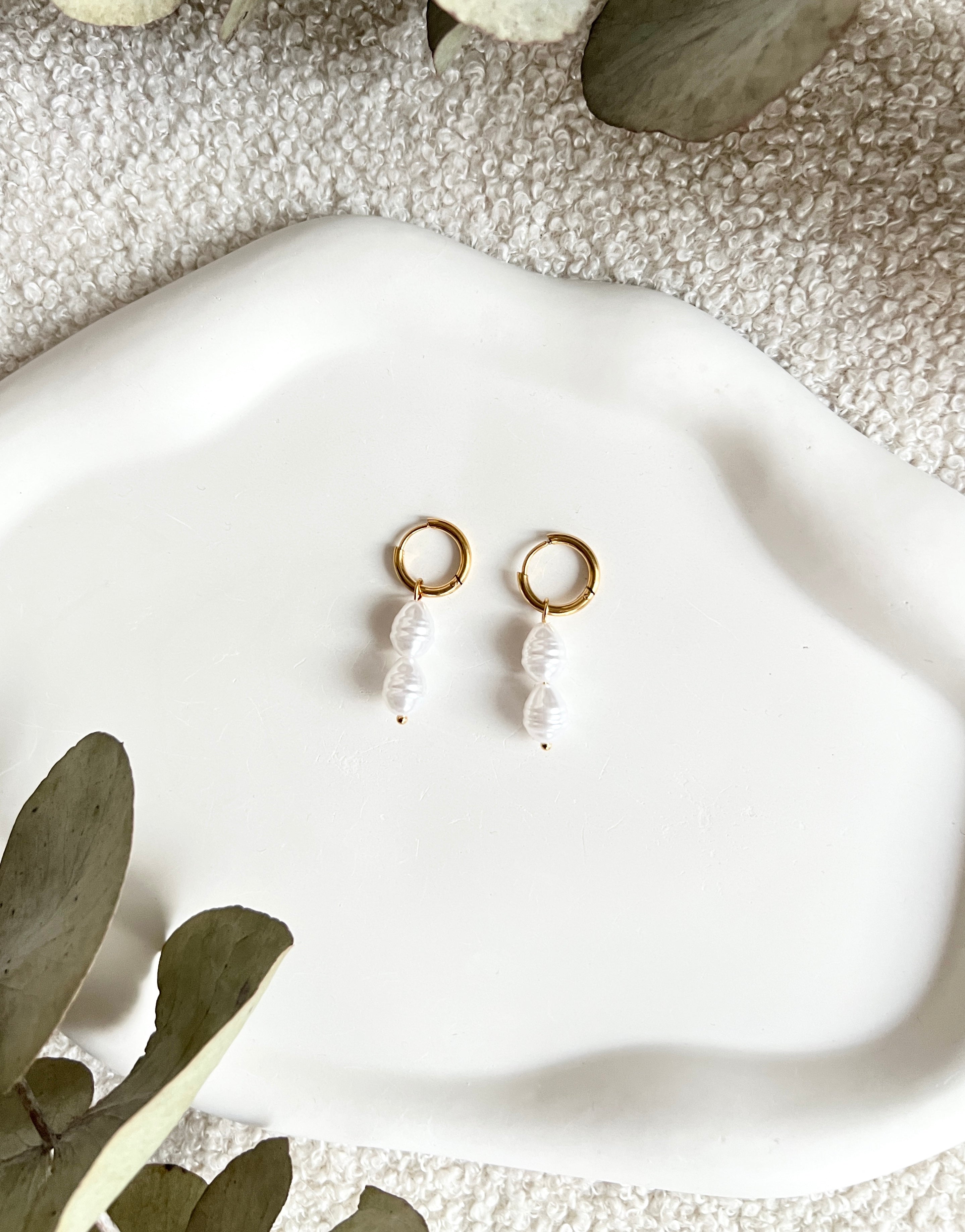 Creolen mit weißen Kunstperlen, Perlenohrringe, moderne Ohrringe, Hochzeitsschmuck, Brautjungfer, goldene Creolen aus Edelstahl, Geschenk für Sie, Damenschmuck, feine Damenohrringe, Geburtstagsgeschenk, Valentinstag