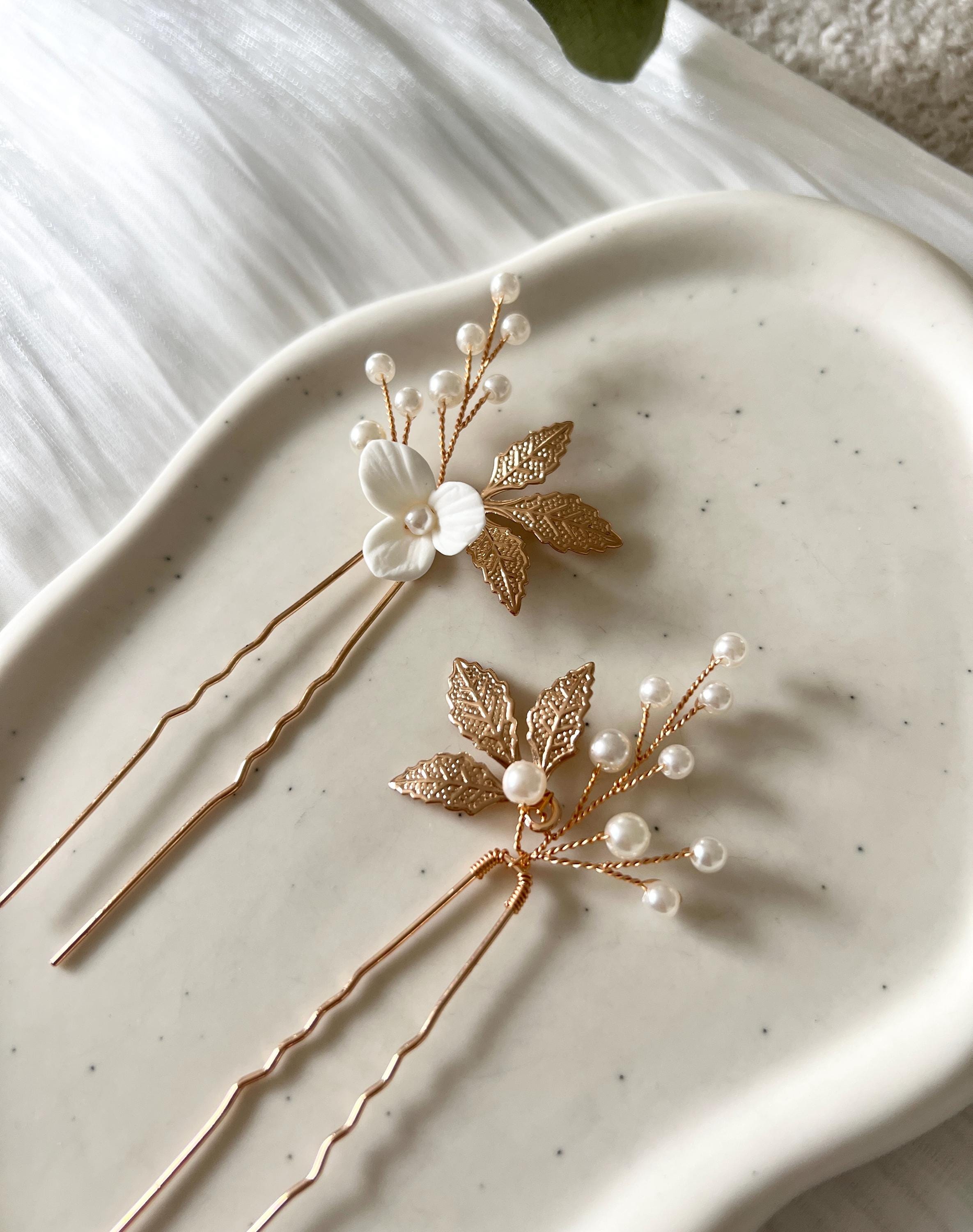 Haarnadeln fuer die Braut, Gold/Rosegold, Haarschmuck-Set 2 Stueck, weiße Perlen und goldener Draht und feine Blaetter, weiße Blume, moderner Brautschmuck, Bluete, feiner Brauthaarschmuck, hochwertiger Perlenschmuck, Schmuck Hochzeit, Brautfrisur, Weddinginspiration, Bridallook, Brautjungfer, Schmuckbluete