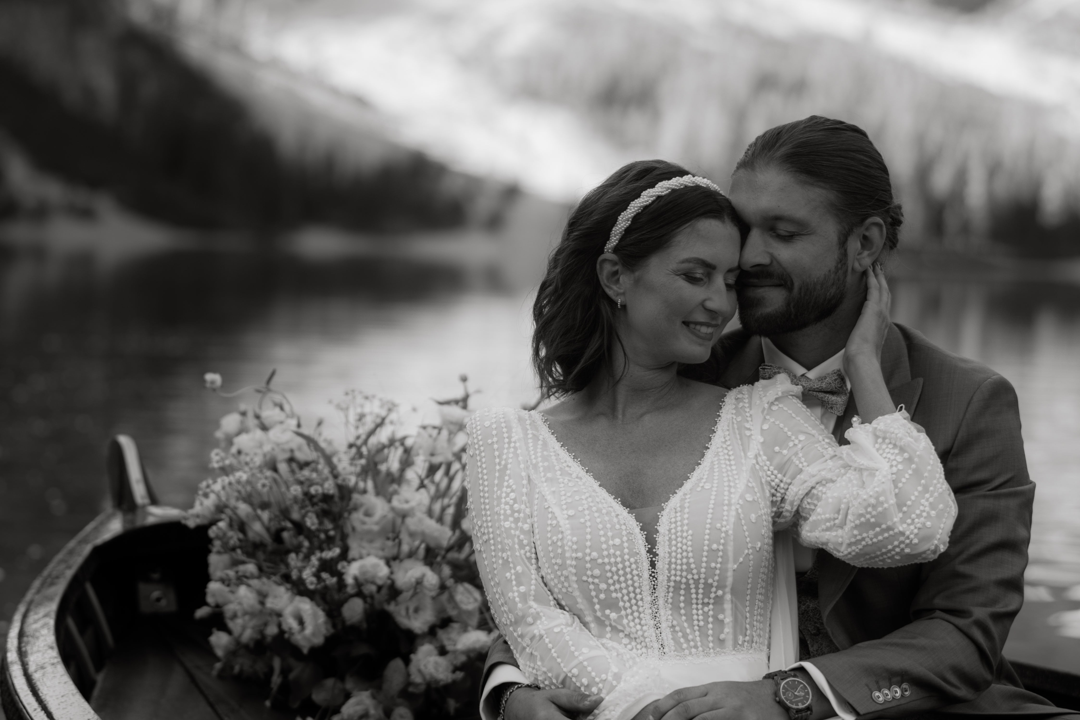 Atemberaubender Brauthaarreif mit feinen weißen Perlen, Gold, Perlenhaarreif, eleganter Perlenschmuck, Haarreif, Schmuck Hochzeit, Brauthaarschmuck, Schmuckblüte