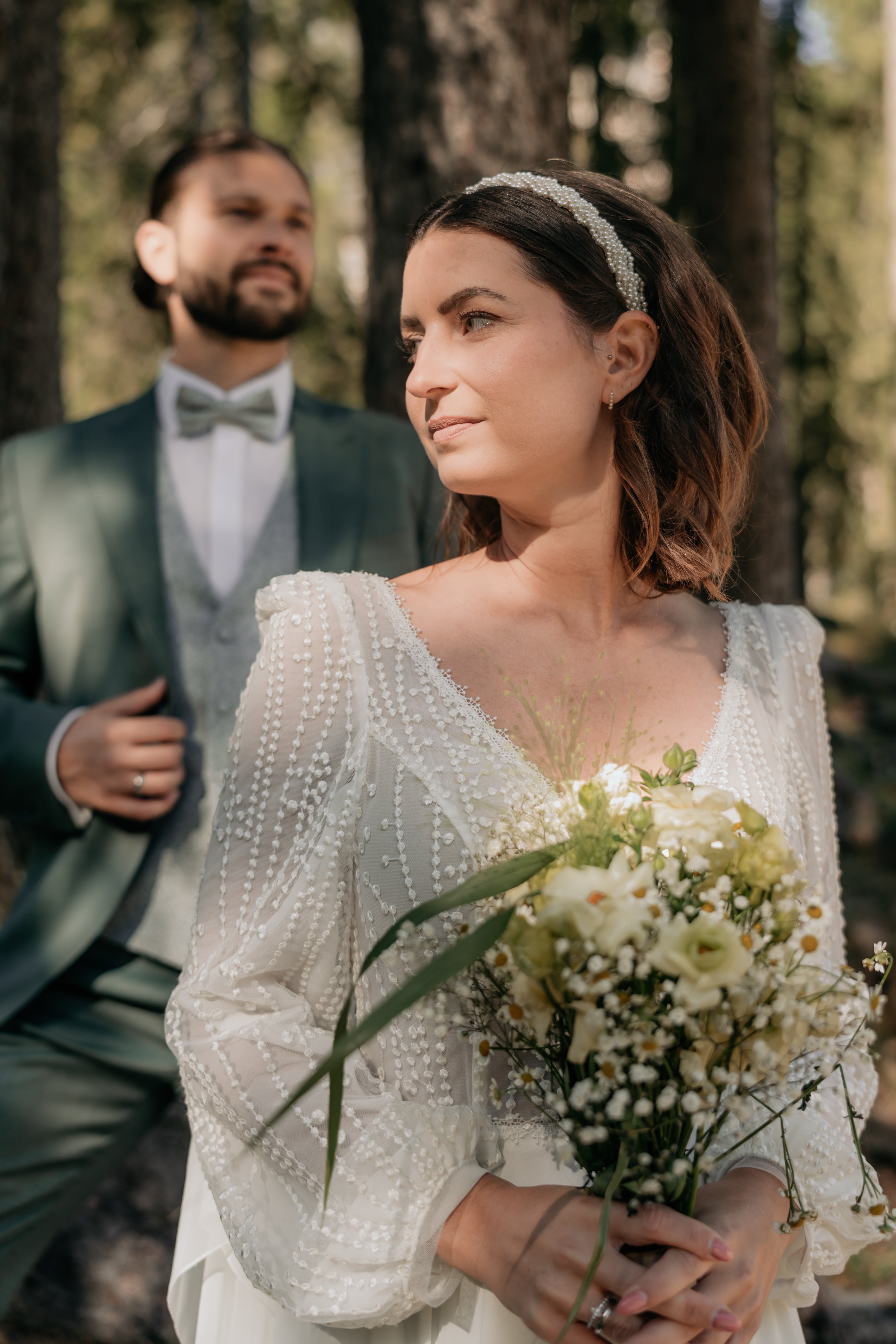 Atemberaubender Brauthaarreif mit feinen weißen Perlen, Gold, Perlenhaarreif, eleganter Perlenschmuck, Haarreif, Schmuck Hochzeit, Brauthaarschmuck, Schmuckblüte