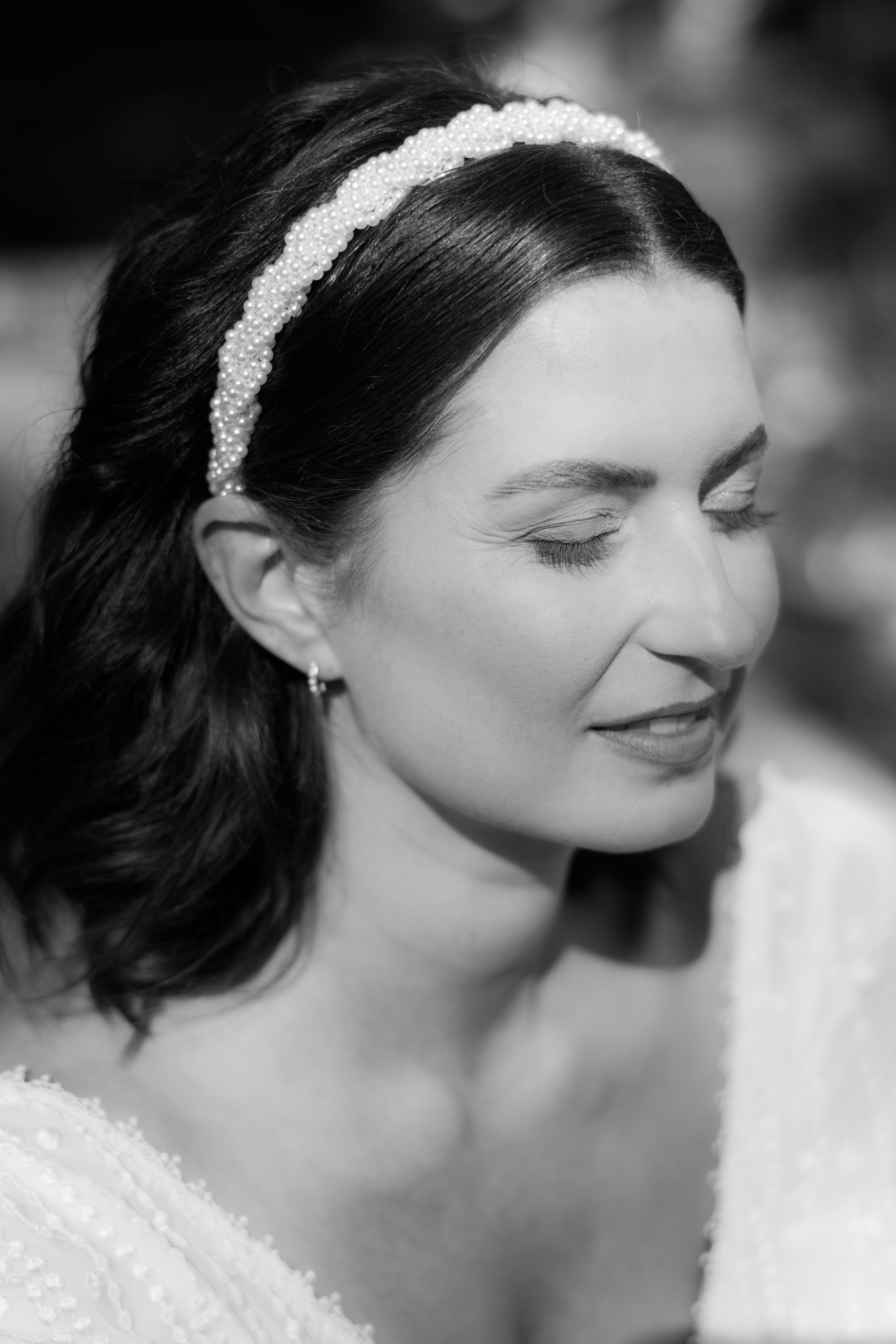 Atemberaubender Brauthaarreif mit feinen weißen Perlen, Gold, Perlenhaarreif, eleganter Perlenschmuck, Haarreif, Schmuck Hochzeit, Brauthaarschmuck, Schmuckblüte