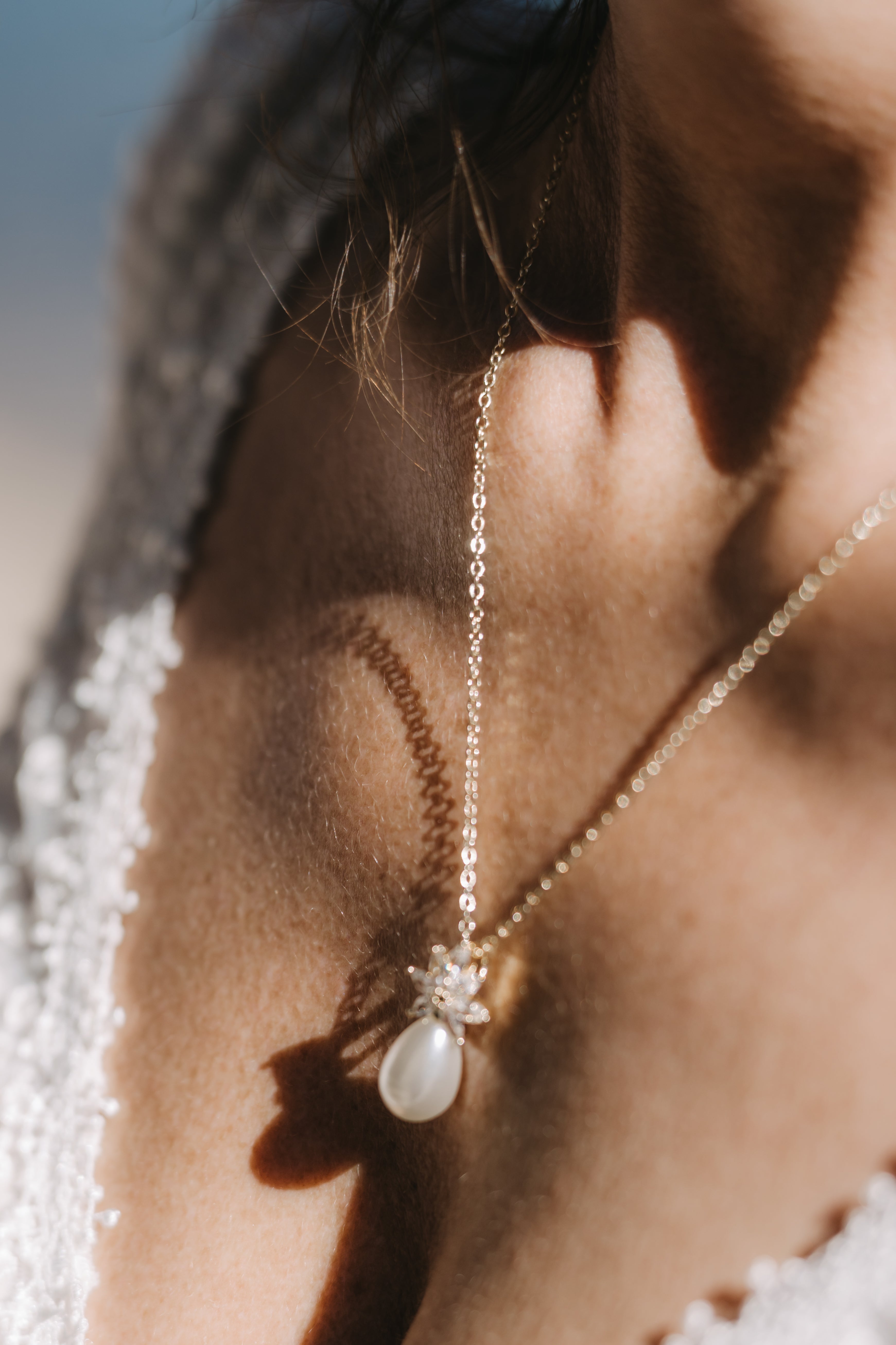 Halskette mit Perlenanhaenger, Gold oder Silber, Perlenschmuck, Brauthalskette, feine Perlenhalskette, Brautschmuck, Schmuck für die Hochzeit, Schmuckbluete