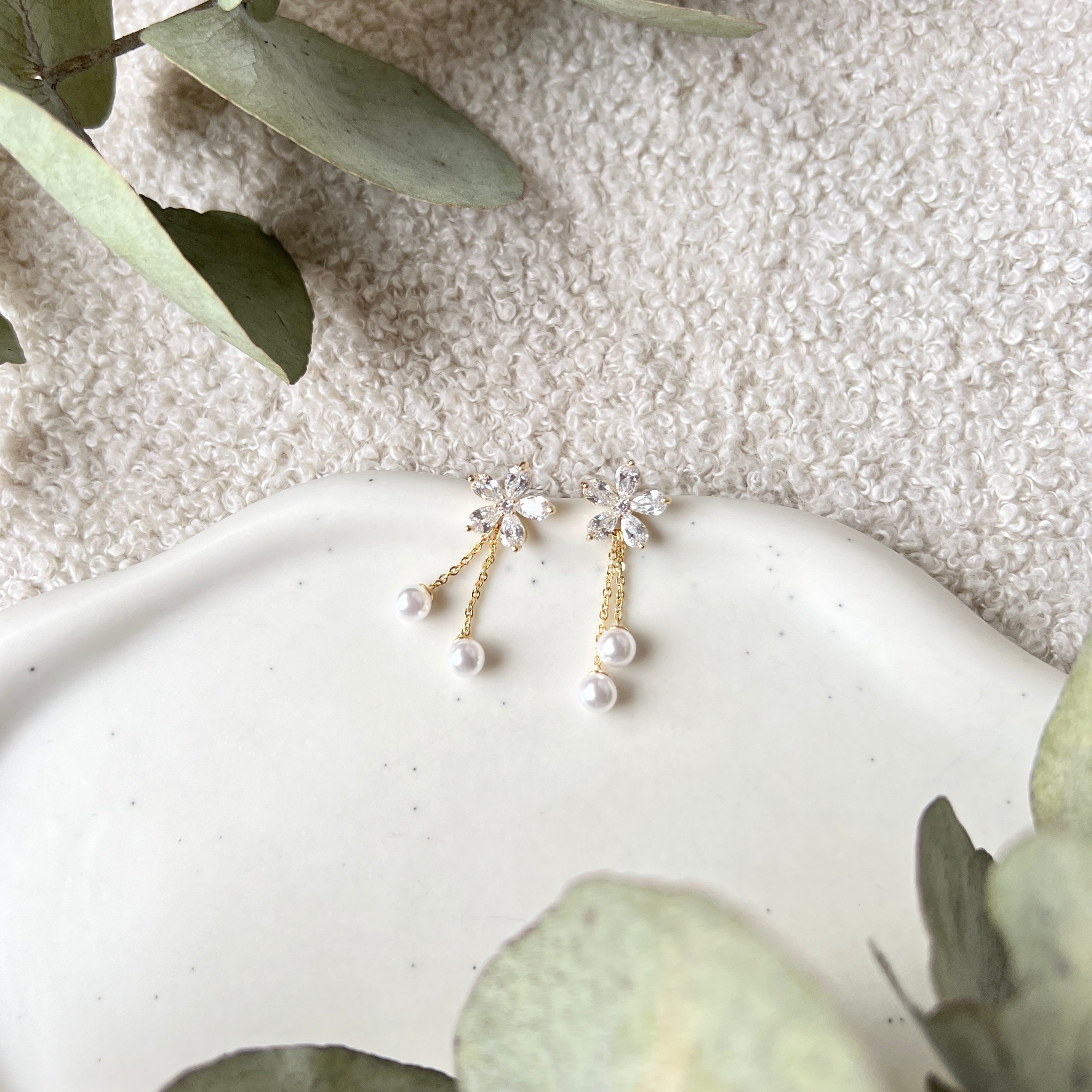 Feine Ohrstecker, Gold, glänzende Blumen, weiße zarte Perlen, Brautschmuck, Brautjungfer, Blüten, Ohrringe, Brautohrringe, Schmuck Hochzeit, Geschenk für Sie