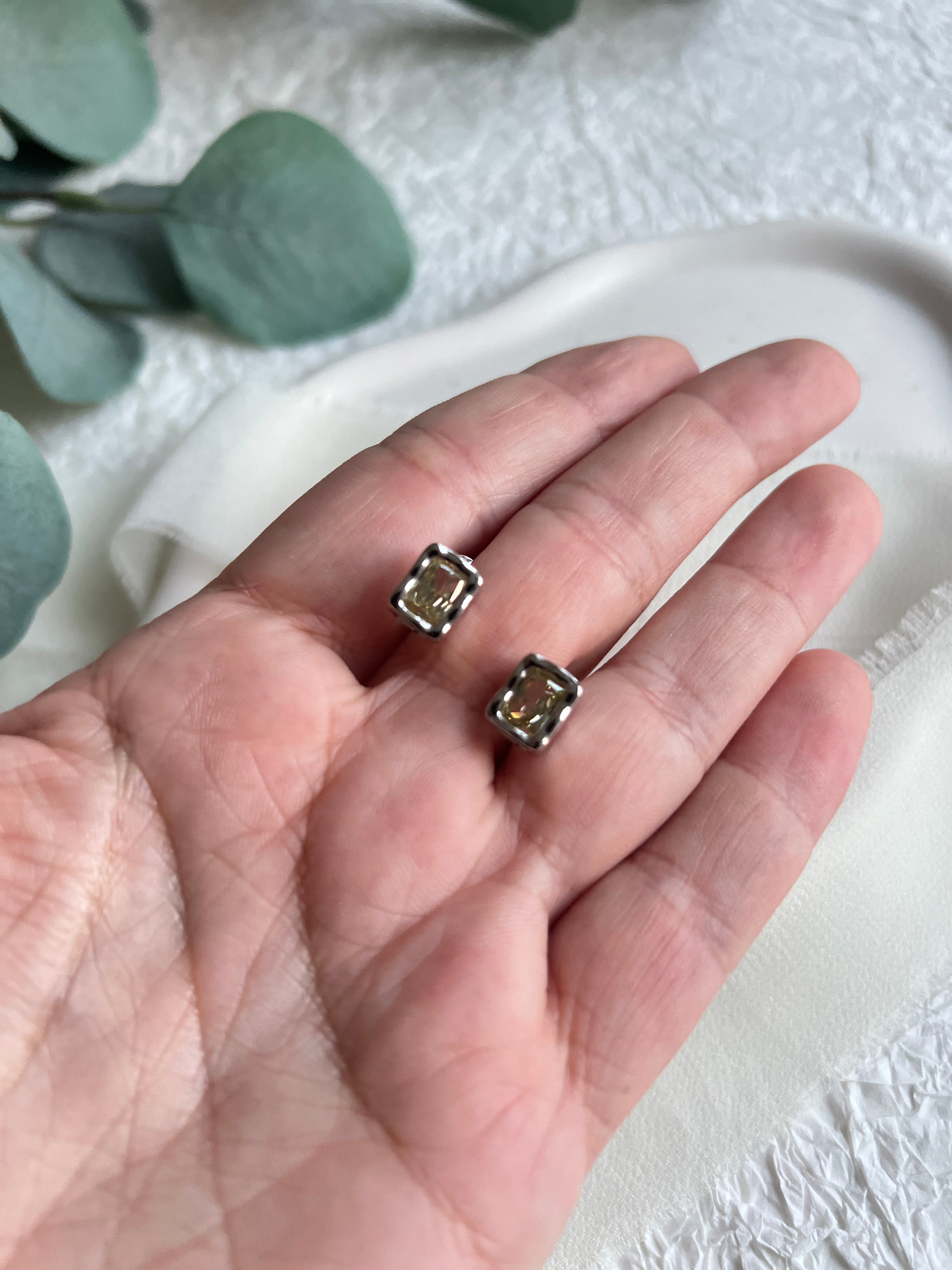 Silber Ohrstecker, grüner Zirkoniastein, Brautjungfer, Brautschmuck, Hochzeit Ohrringe, Eleganter Damenschmuck-Ohrringe-Schmuckblüte