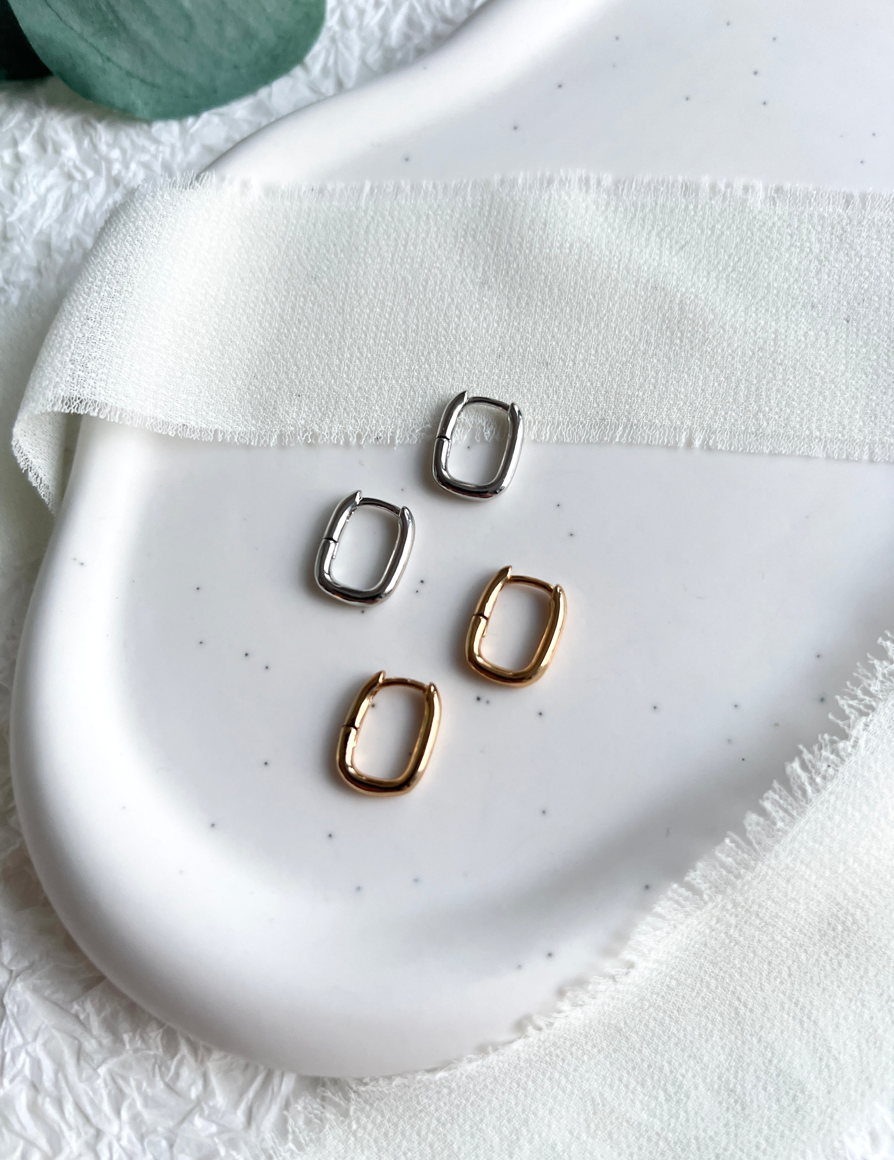 Creolen Ohrringe, Silber oder Gold, geometrische Ohrringe, Huggie, rechteckige Hoopohrringe, Geschenk für Sie, glänzender Schmuck, minimalistisch, Weihnachtsgeschenk, moderner Brautschmuck