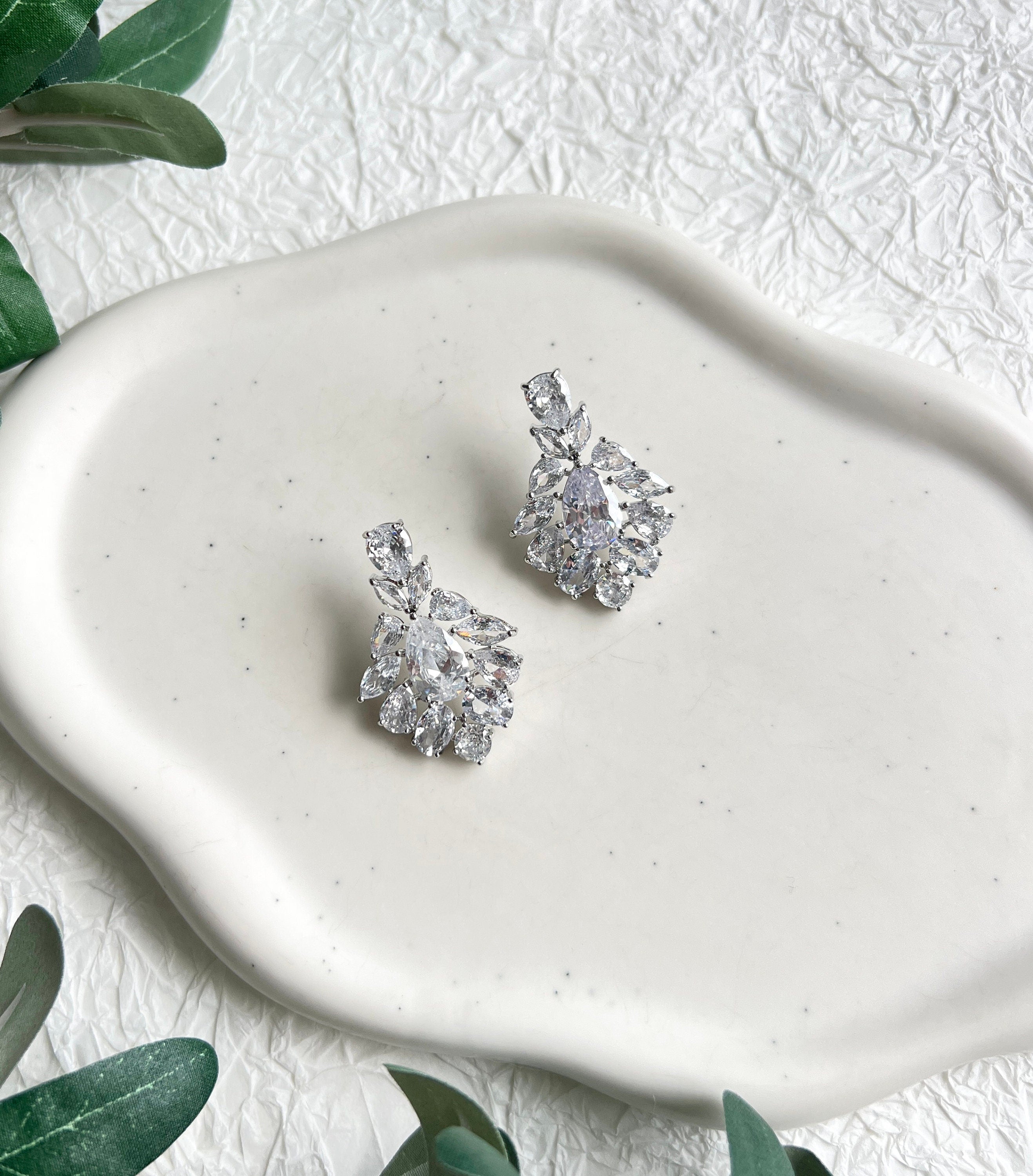 Brautohrringe, Silber, funkelnder Brautschmuck, feine Ohrringe, Cubic Zirconia, Brautlook, elegante Hängeohrringe, Standesamtlook, luxuriöser Schmuck für die Braut