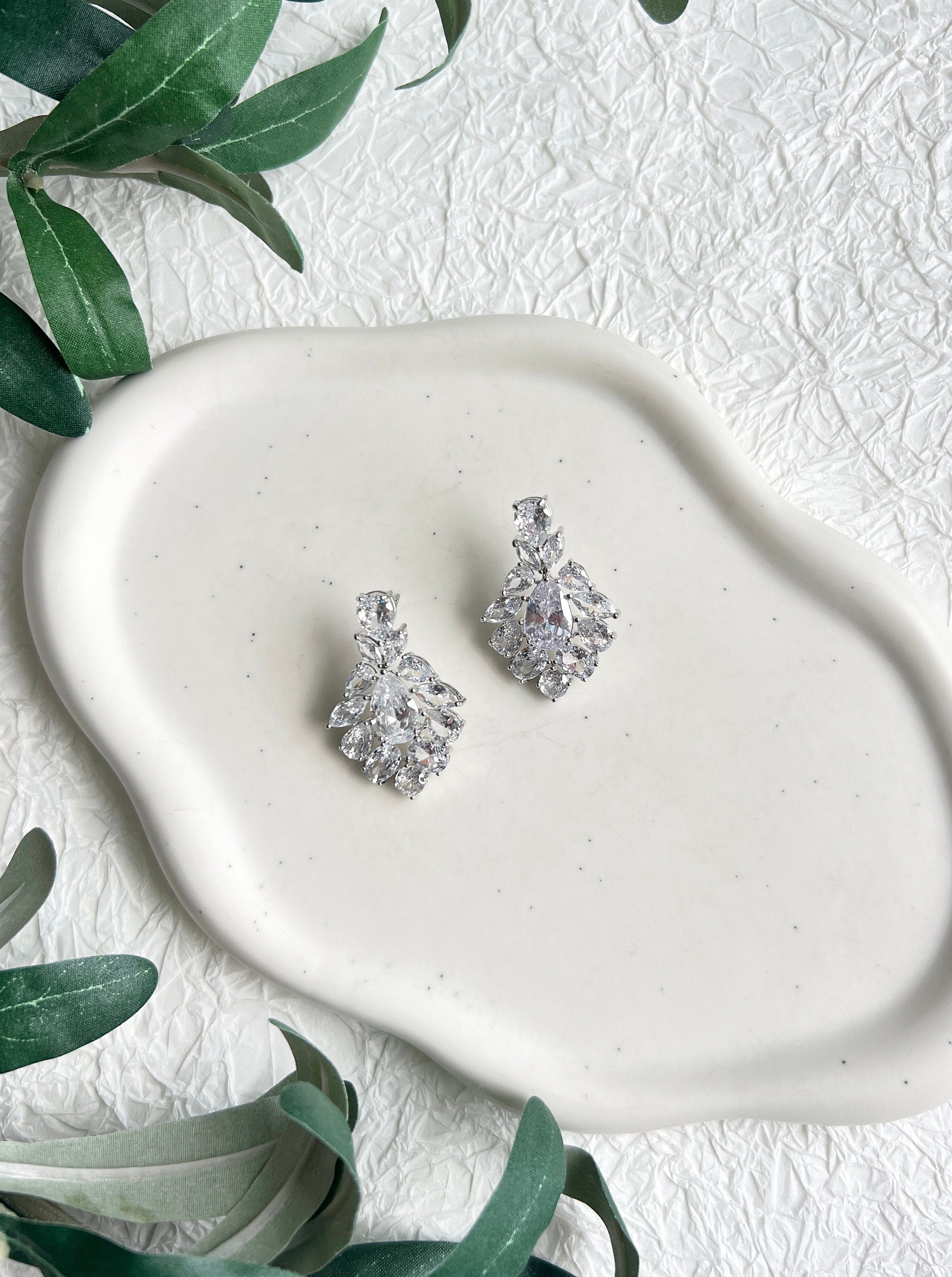 Brautohrringe, Silber, funkelnder Brautschmuck, feine Ohrringe, Cubic Zirconia, Brautlook, elegante Hängeohrringe, Standesamtlook, luxuriöser Schmuck für die Braut