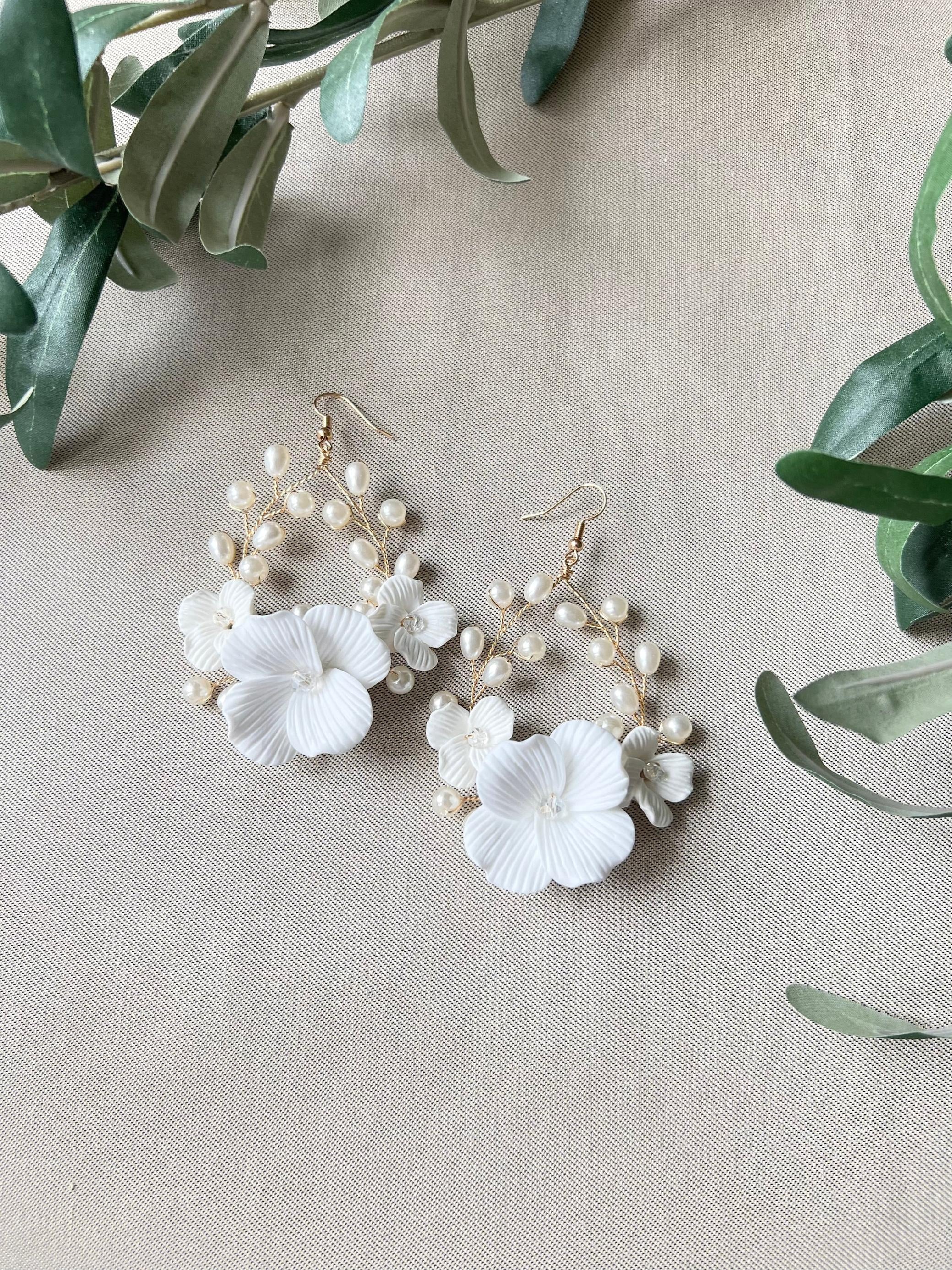 feine Brautohrringe, Gold oder Silber, Weiße Blueten und Perlen, grosse Ohrringe, eleganter Brautschmuck, Brautjungfer, Trauzeugin, Schmuck Hochzeit