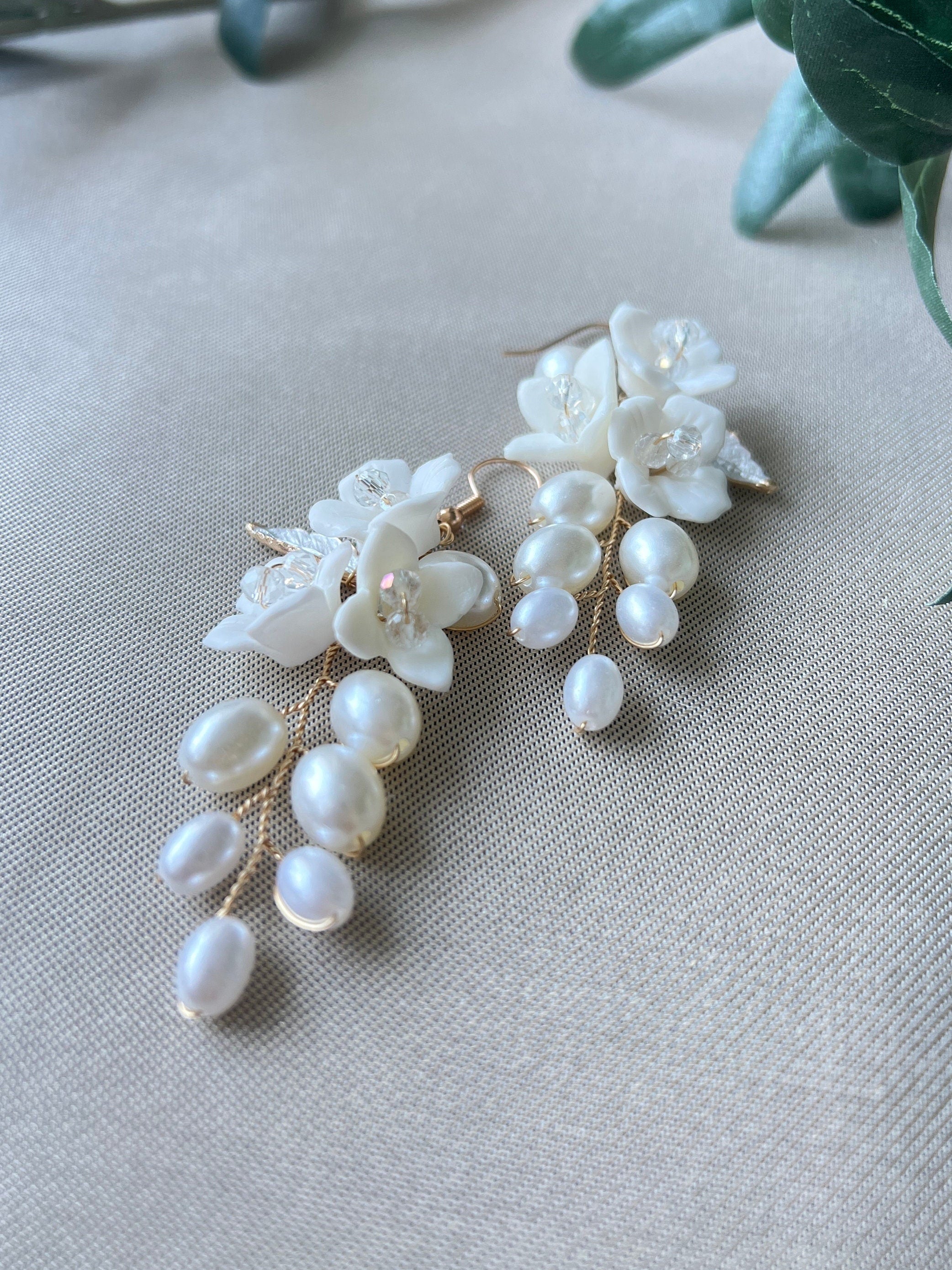 Elegante Brautohrringe, gold oder silber, Blueten, Couture, Perlenschmuck, feiner Brautschmuck, Haengeohrringe, Brautschmuck, Ohrringe, Schmuck Hochzeit, Keramikblumen, Hochzeitsschmuck