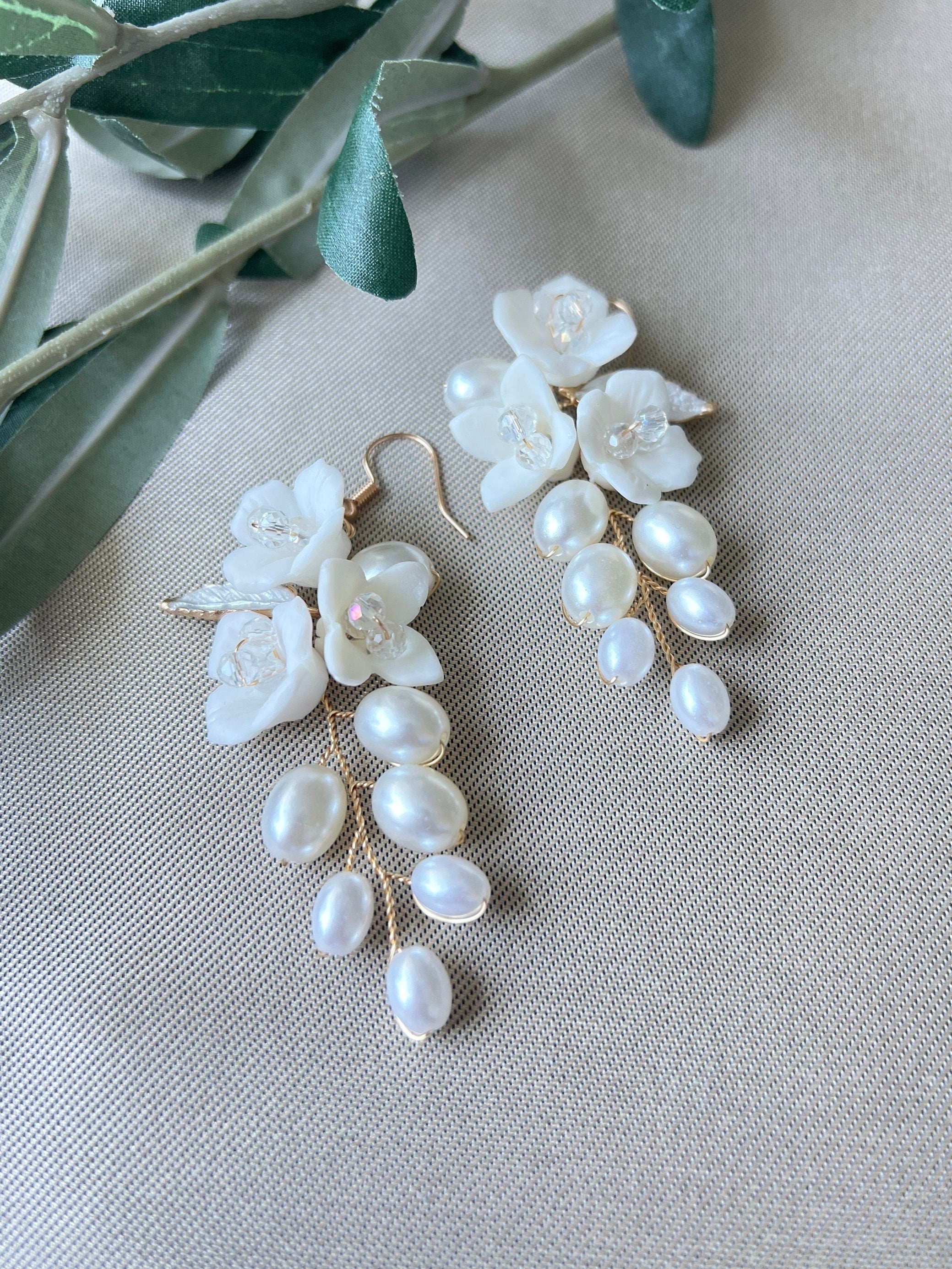 Elegante Brautohrringe, gold oder silber, Blueten, Couture, Perlenschmuck, feiner Brautschmuck, Haengeohrringe, Brautschmuck, Ohrringe, Schmuck Hochzeit, Keramikblumen, Hochzeitsschmuck