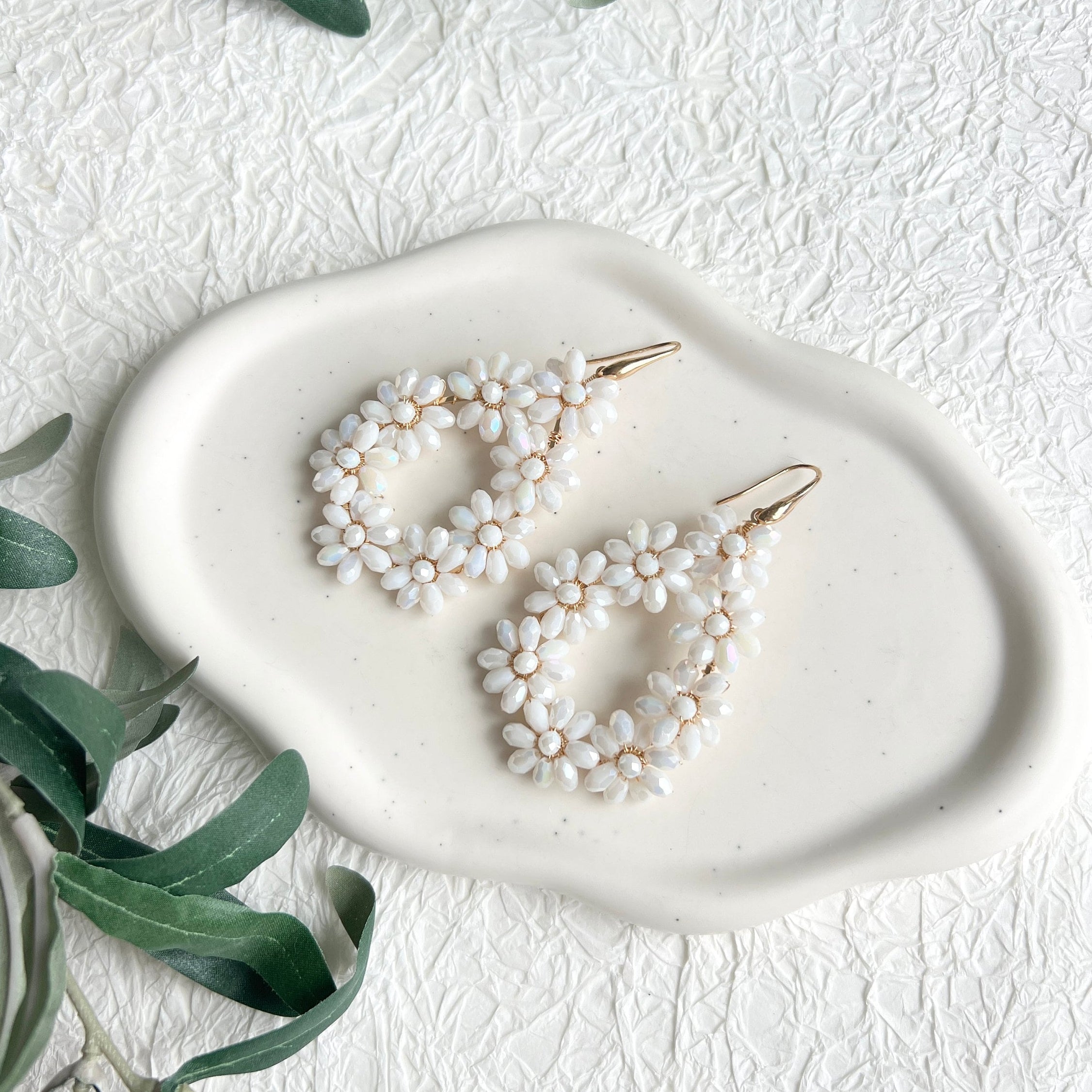 Elegante ovale Brautohrringe, verziert mit weißen glaenzenden Perlen in Blumenform, goldene Details, große Couture Blüten, zarte Perlen, lange Haengeohrringe, Ohrringe, Schmuck Hochzeit, Schmuckbluete