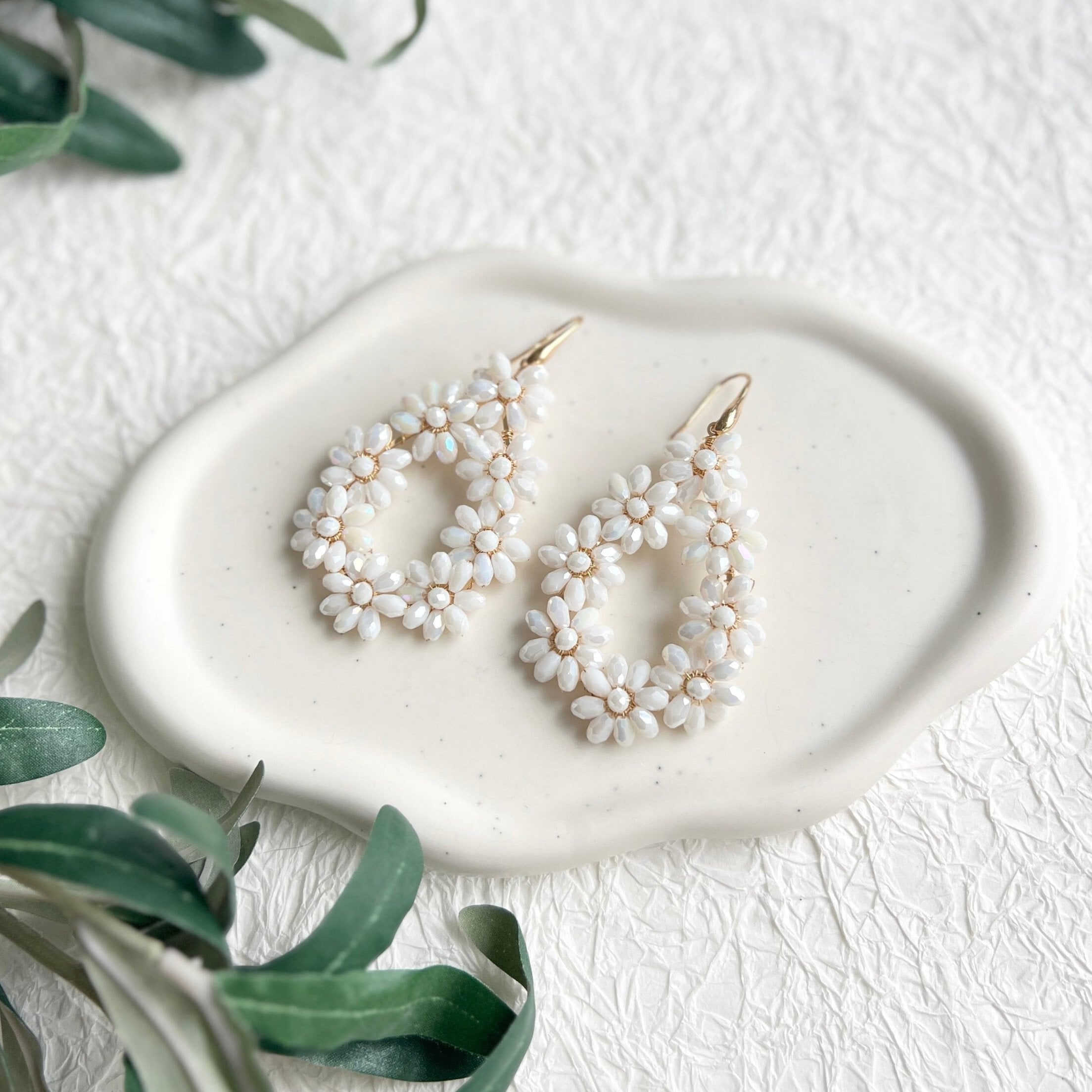 Elegante ovale Brautohrringe, verziert mit weißen glaenzenden Perlen in Blumenform, goldene Details, große Couture Blüten, zarte Perlen, lange Haengeohrringe, Ohrringe, Schmuck Hochzeit, Schmuckbluete