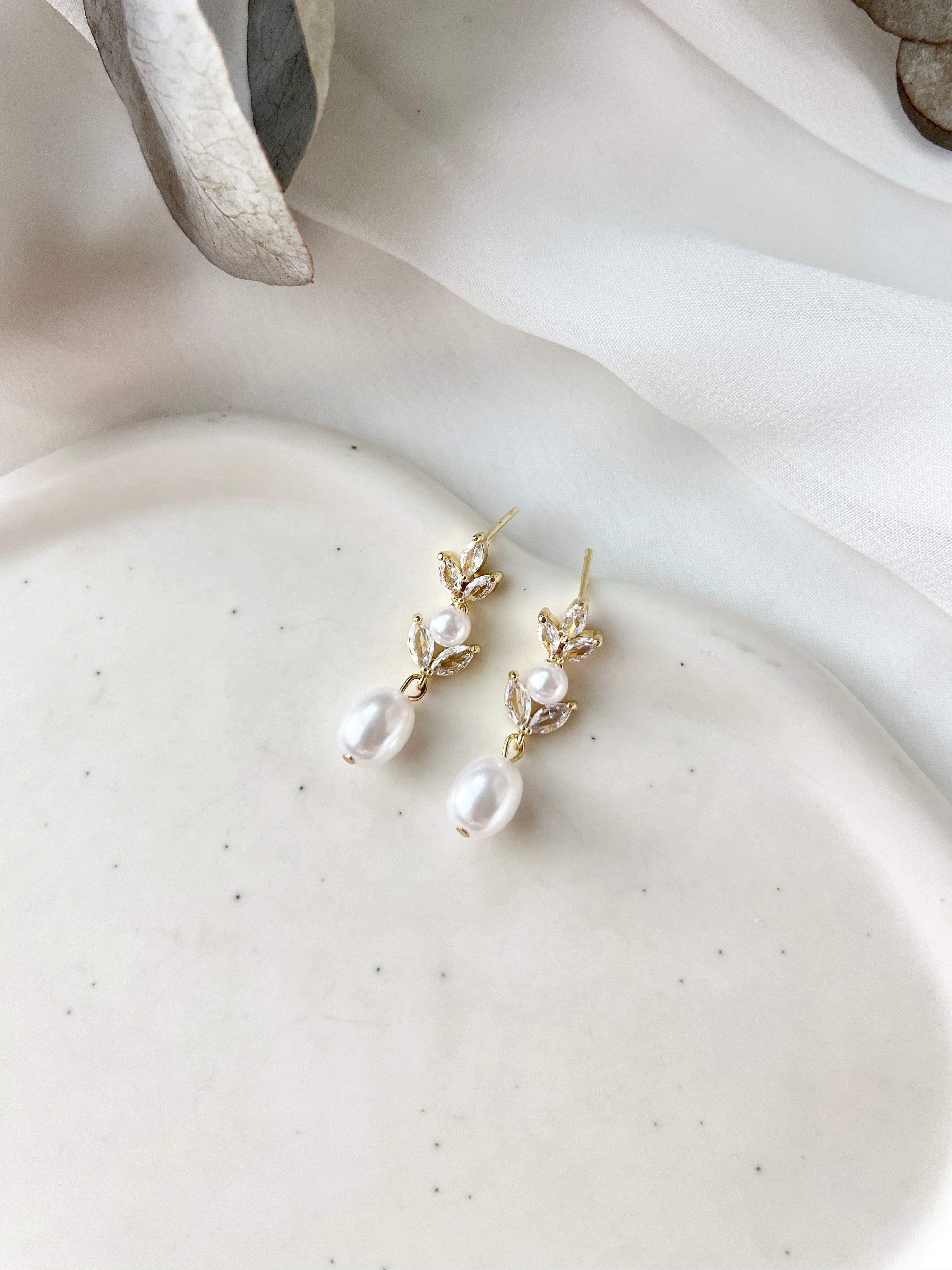 Feine Perlenohrringe, goldene Ohrringe, glaenzende Ohrstecker, funkelnde Steine, feiner Brautschmuck, hochwertiger Perlenschmuck, Haengeohrringe, edler Hochzeitsschmuck, elegante Brautohrringe, Schmuck Hochzeit, Damenohrringe, Weddinginspiration, Bridalinspo