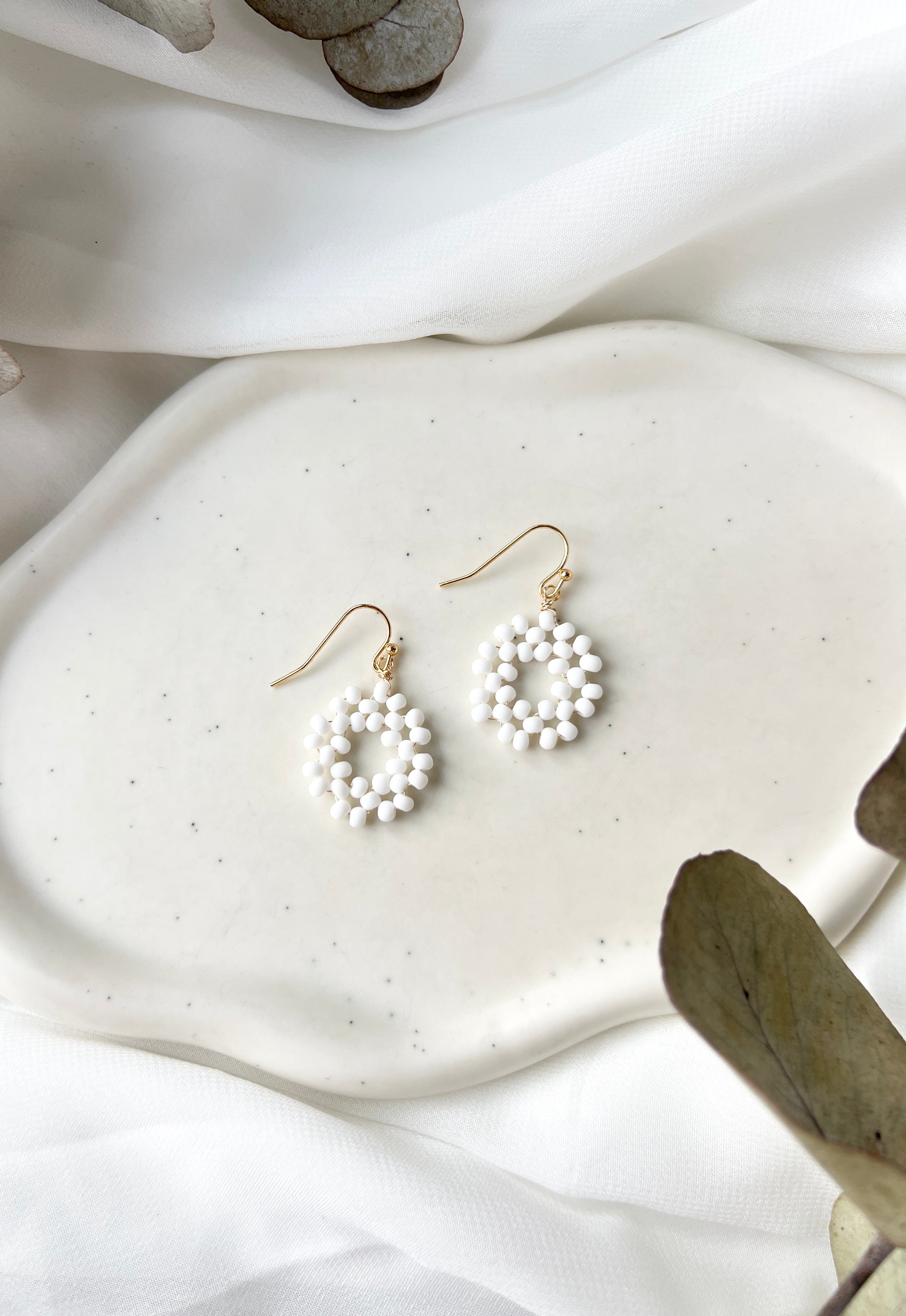 Filigrane Perlenohrringe, handgefertigt in Deutschland, feine Brautohrringe, Ohrringe mit weißen Perlen, runde Form, Bluetenform, Hochzeitsschmuck, feinste Handarbeit, Feinschmuck, Schmuck Hochzeit, elegante Hochzeitsohrringe, Haengeohrringe mit goldenen Details, Perlenohrringe, Perlenschmuck gefertigt in Deutschland