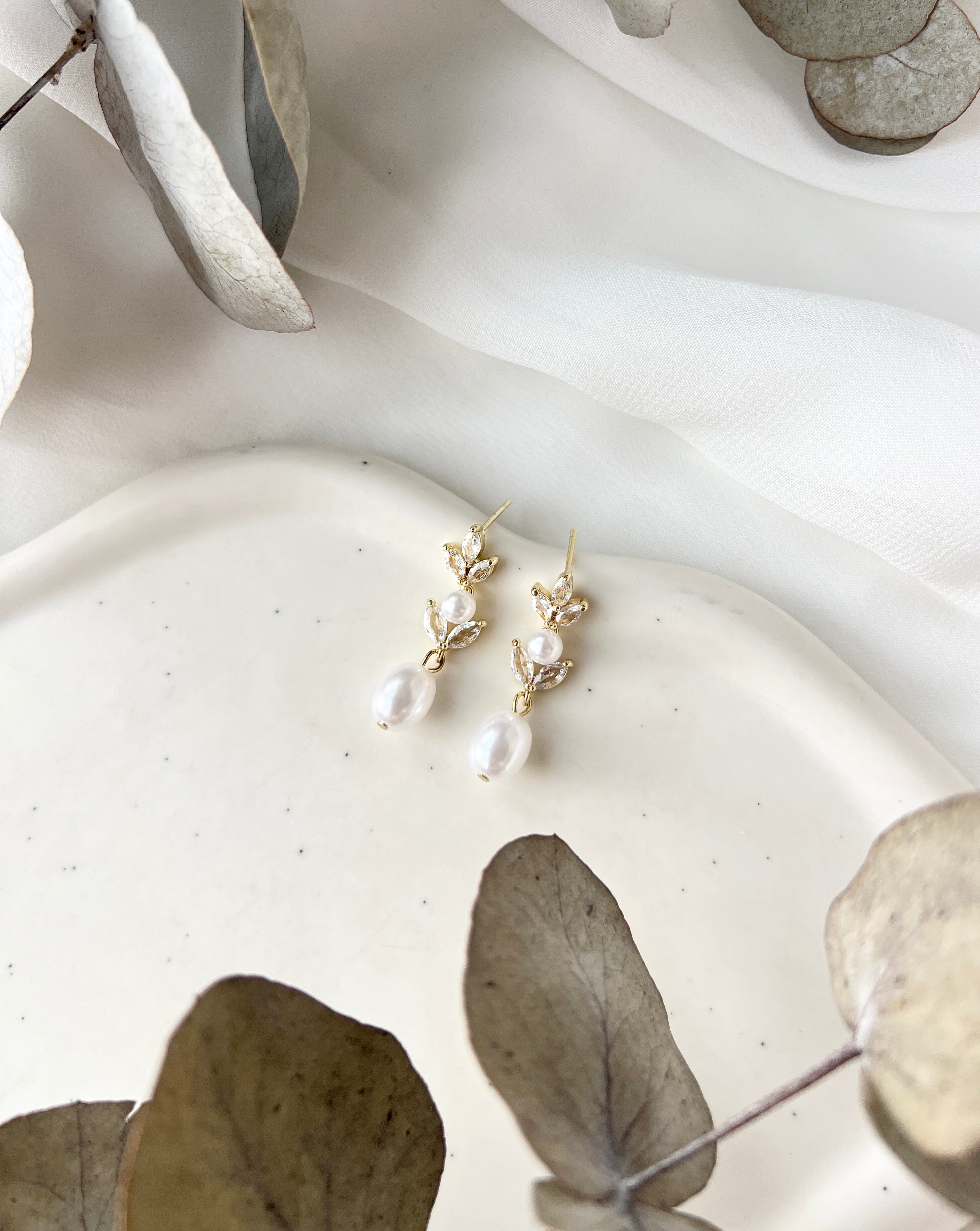 Feine Perlenohrringe, goldene Ohrringe, glaenzende Ohrstecker, funkelnde Steine, feiner Brautschmuck, hochwertiger Perlenschmuck, Haengeohrringe, edler Hochzeitsschmuck, elegante Brautohrringe, Schmuck Hochzeit, Damenohrringe, Weddinginspiration, Bridalinspo