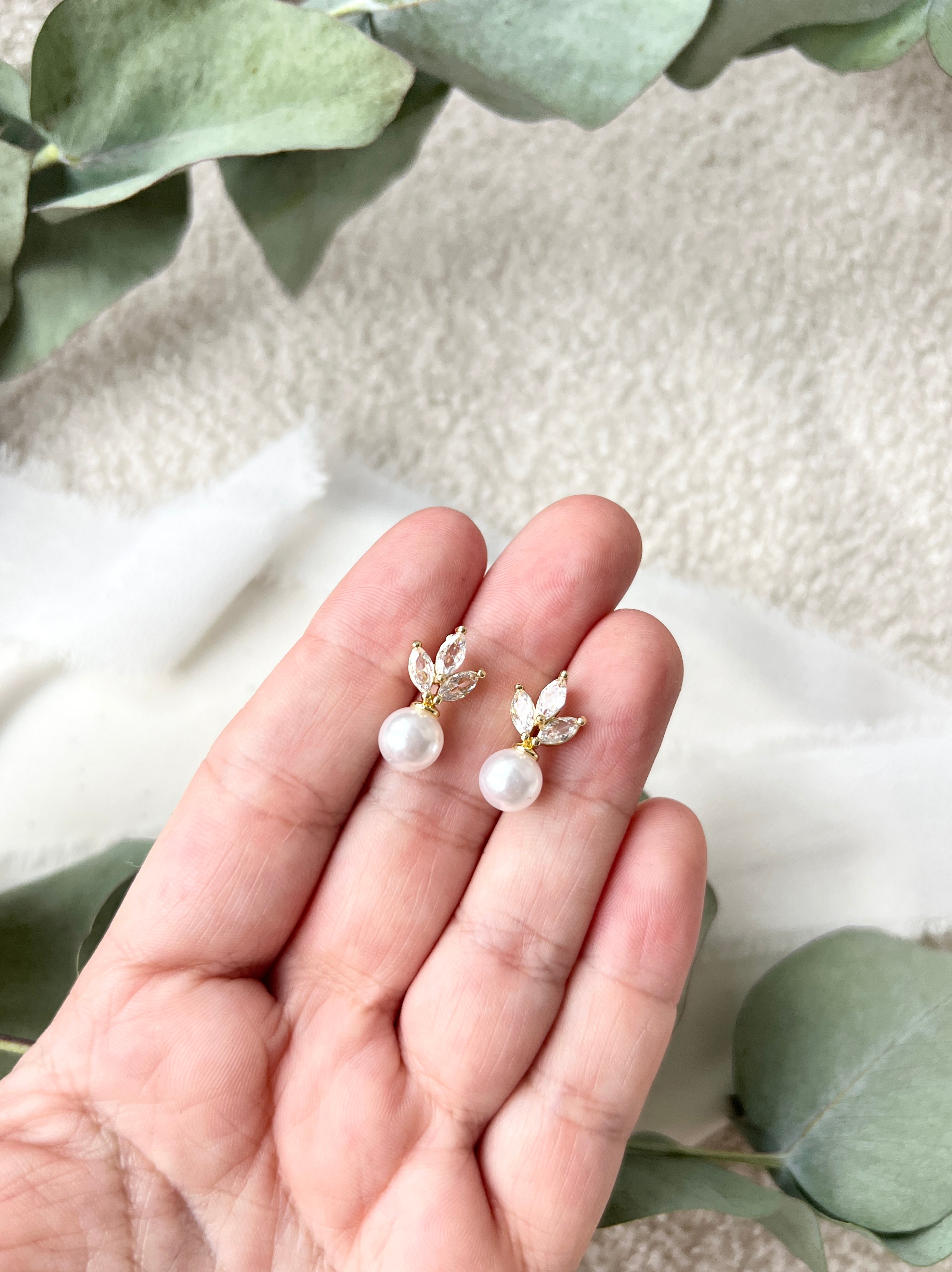 Feine Ohrstecker, Perlenohrringe fuer die Braut, Gold, goldene Brautohrringe, eleganter Brautschmuck, Ohrringe, Perlenschmuck, Brautmode, Weddinginspiration, Bride to be, Hochzeit, hochwertiger Hochzeitsschmuck, Brautjungfer, Trauzeugin, Geschenk für Sie, Damenschmuck, Schmuck fuer Frauen, Valentinstag, Geburtstagsgeschenk