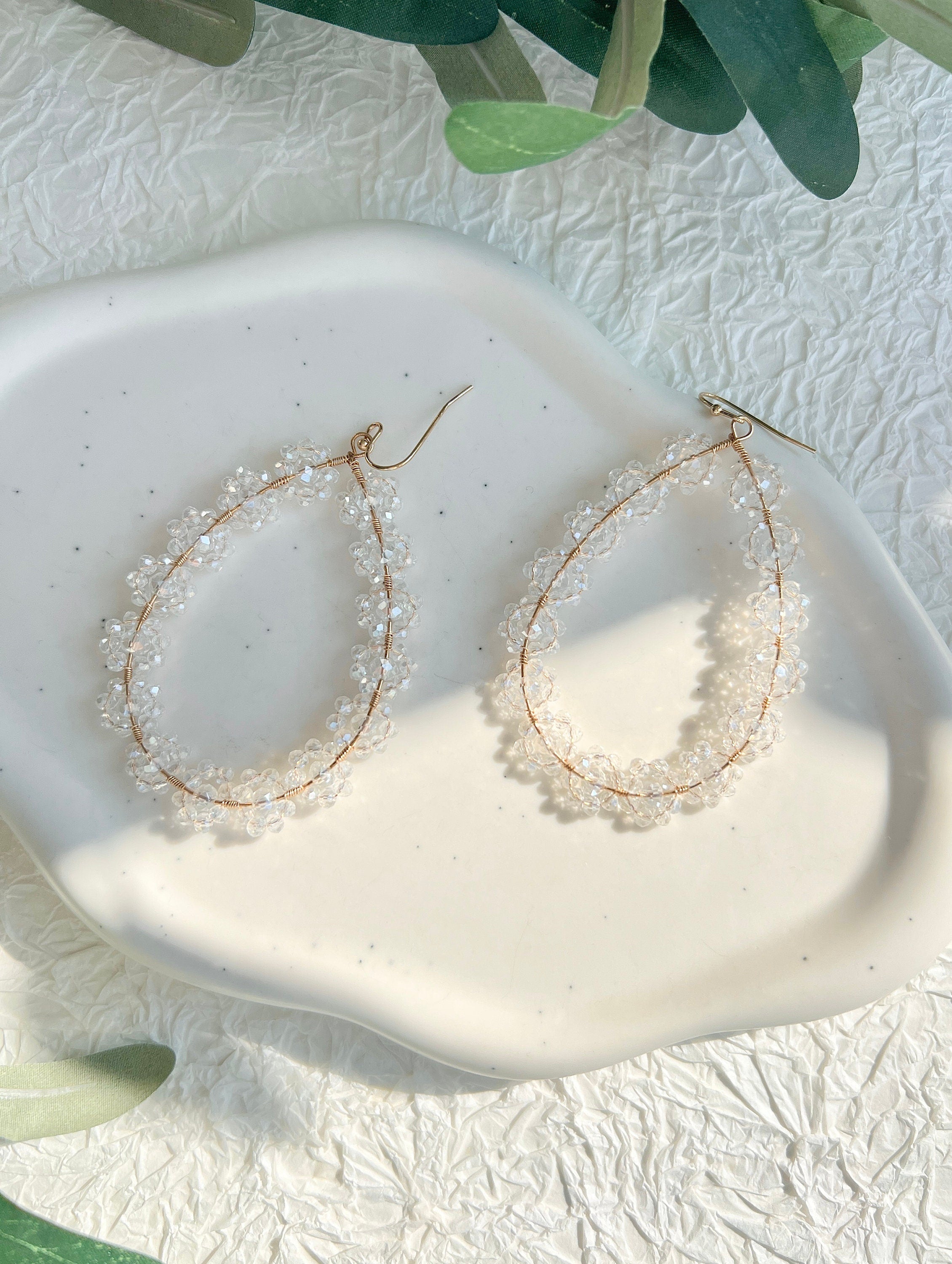 Feine goldene Ohrringe mit transparenten zarten Perlen, ovale Brautohrringe, hochwertiger Brautschmuck, Schmuck fuer die Hochzeit
