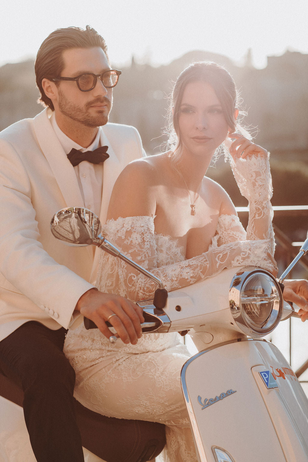 Brautohrringe, Silber und Weiß, Hängeohrringe mit weißen und transparenten Perlen, feine Perlenohrringe, Blüten aus weißem Softtüll, Schmuck für die Hochzeit, Perlenschmuck Ohrringe für das Standesamt, Brautmode, Schmuckbluete