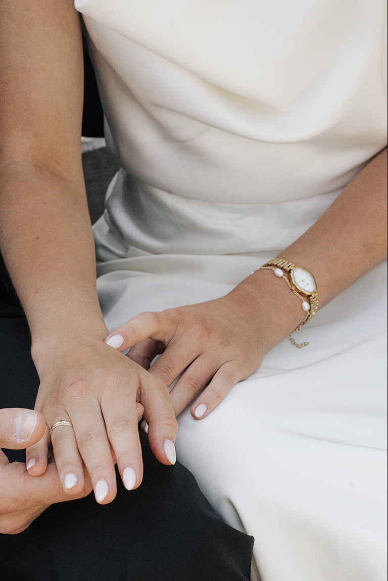 Perlenarmband, weiße Perlen und Goldene Details, Armband, Brautschmuck, Schmuck Hochzeit, Brautarmband, Perlenschmuck, Verstellbare Laenge