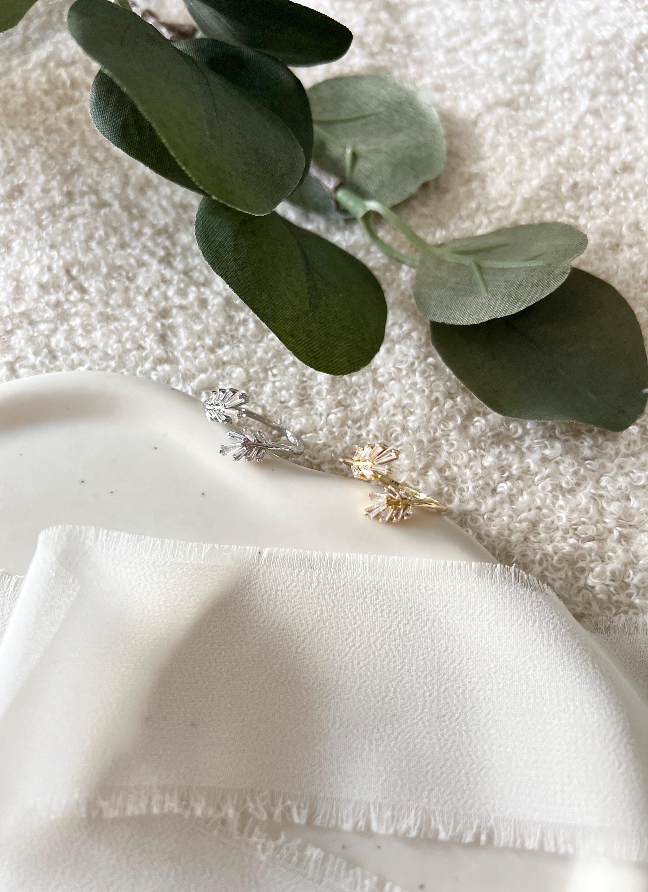 Feiner Ring, Silber oder Gold, glaenzende Strasssteine, filigraner Schmuck, offener Fingerschmuck, verstellbar, Einheitsgröße, Weihnachtsgeschenk, Geburtstagsgeschenk, Schmuck Frauen, eleganter Damenschmuck