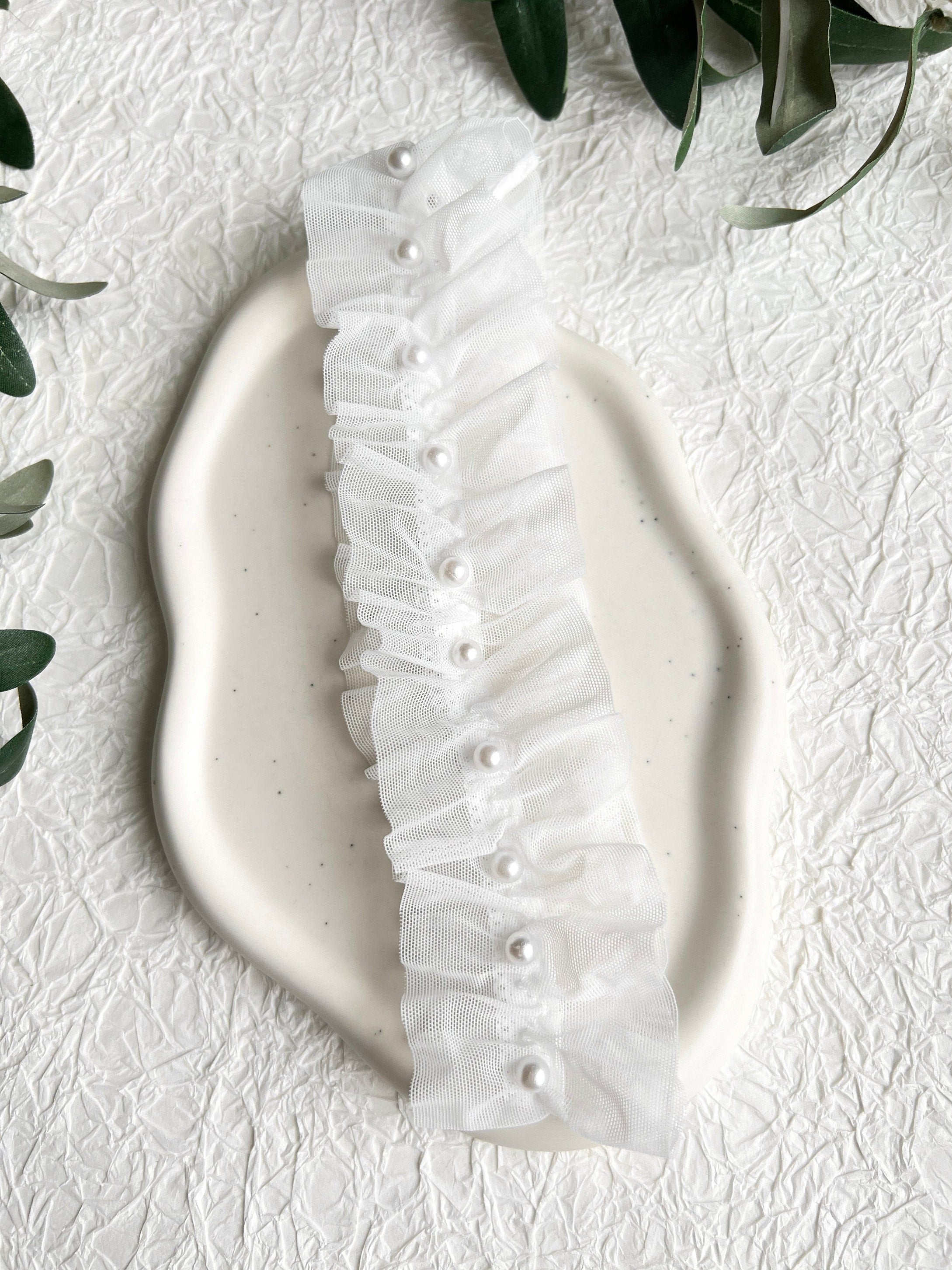 Strumpfband, Soft Tüll, weiß mit Perlen, Brautschmuck, Brautzubehör, Hochzeit Zubehoer, Brautstrumpfband, Schmuck fuer die Braut, Perlenschmuck, feiner Beinschmuck, Hochzeitstradition, Schmuckblüte, Perlenschmuck, Hochzeitsschmuck, dehnbar, Einheitsgröße_Weddinginspiration