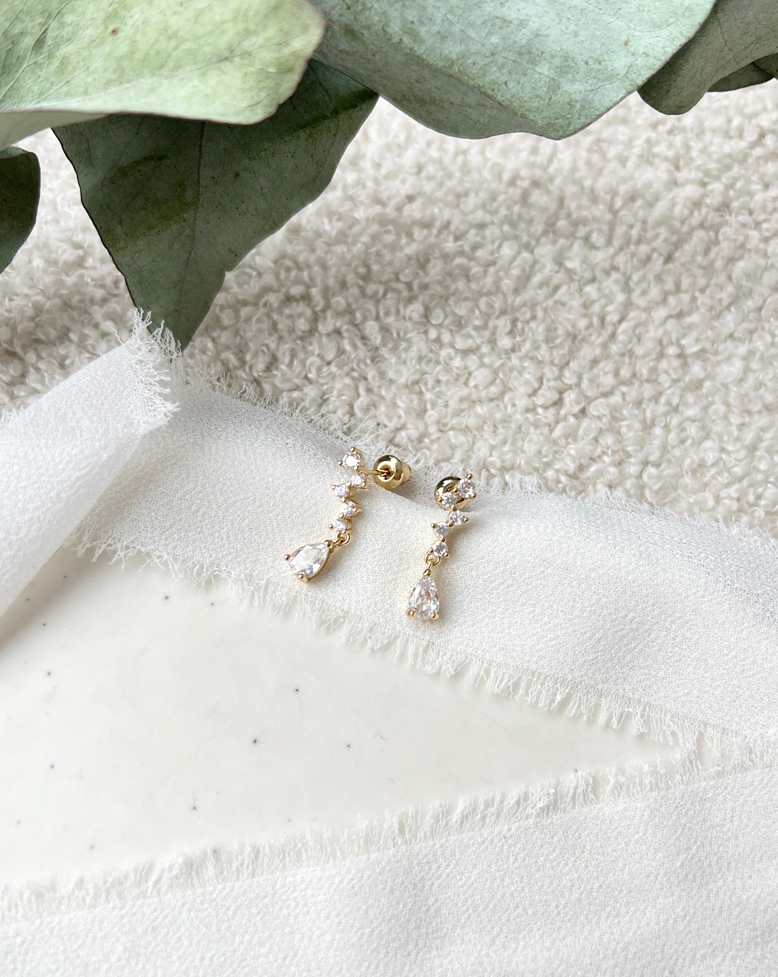 Feine baumelnde Ohrstecker, Ohrringe fuer die Braut, Gold, goldene Brautohrringe, eleganter Brautschmuck, Brautmode, Weddinginspiration, Bride to be, Hochzeit, hochwertiger Hochzeitsschmuck, Brautjungfer, Trauzeugin, Geschenk für Sie, Damenschmuck, Schmuck fuer Frauen, Valentinstag, Geburtstagsgeschenk